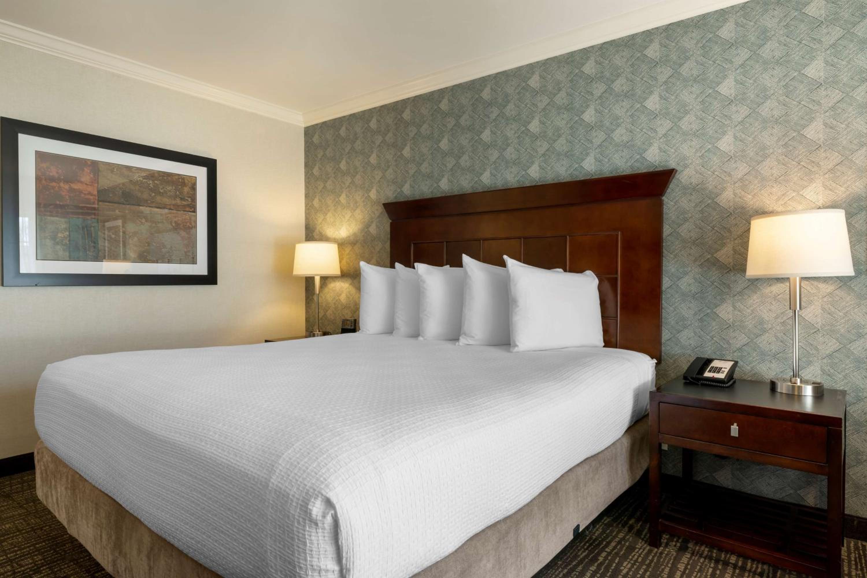 Deluxe King Room - Photo 2