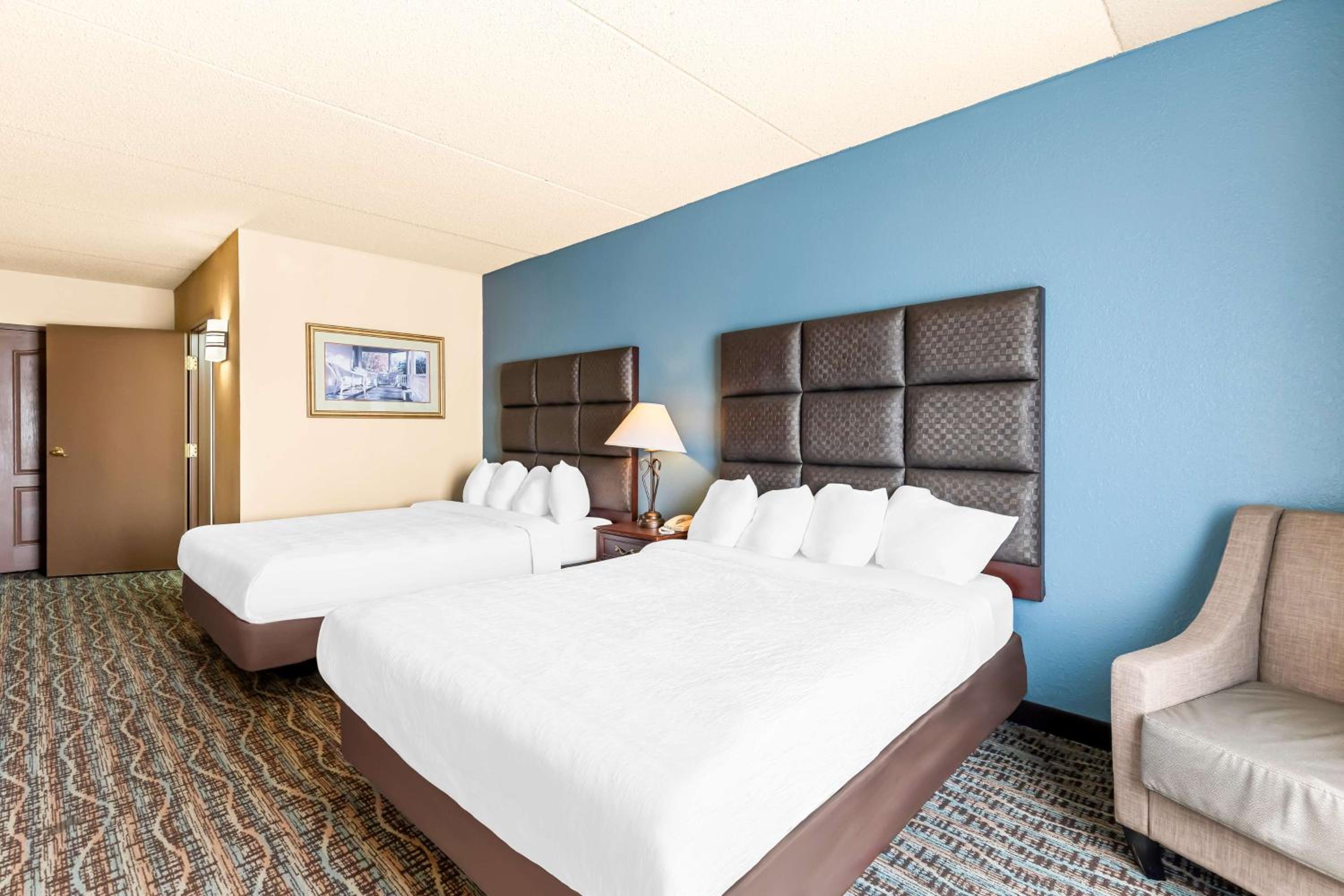 Queen Room with Two Queen Beds - Non-Smoking - Photo 4