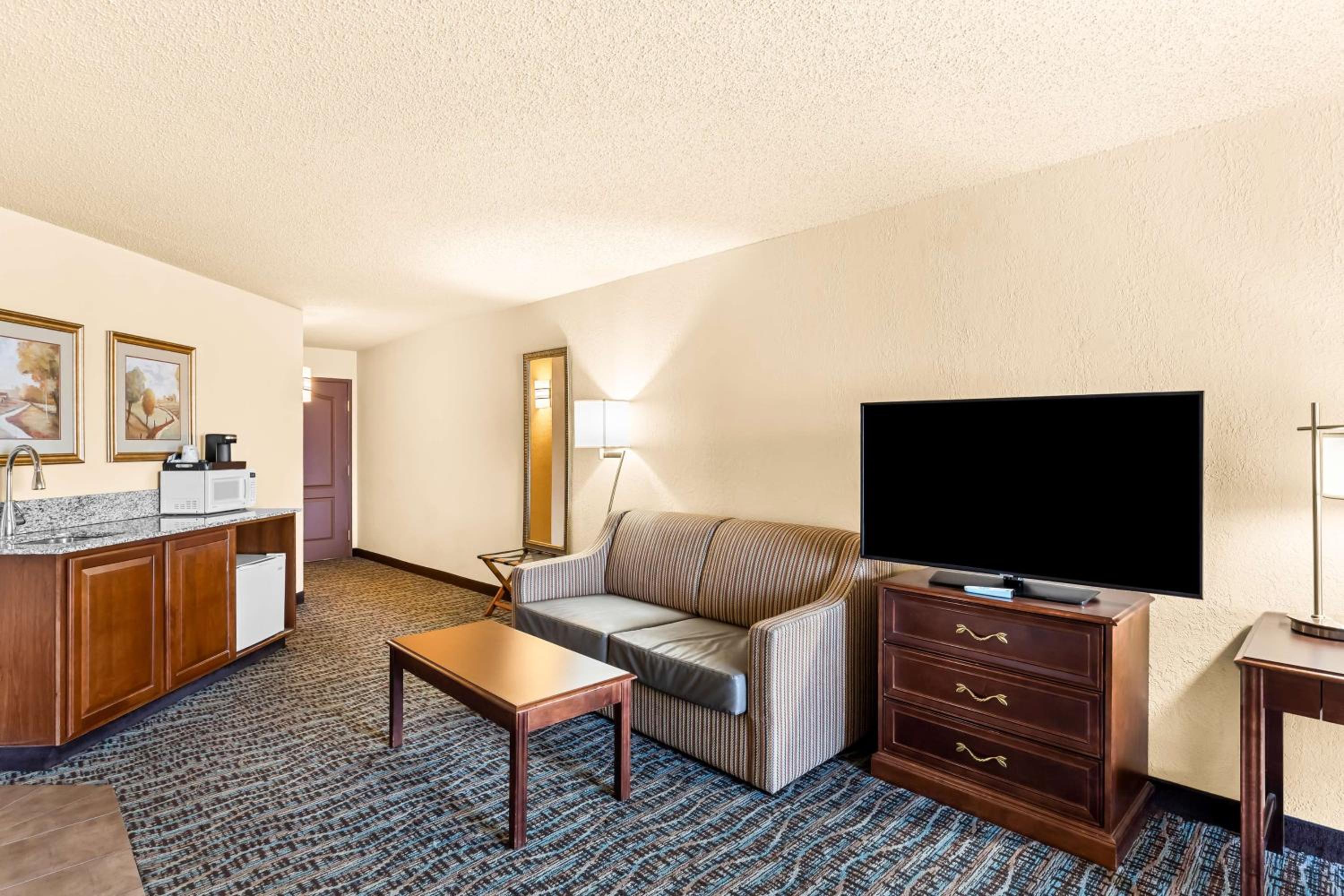 King Suite with Spa Bath - Non-Smoking - Photo 4