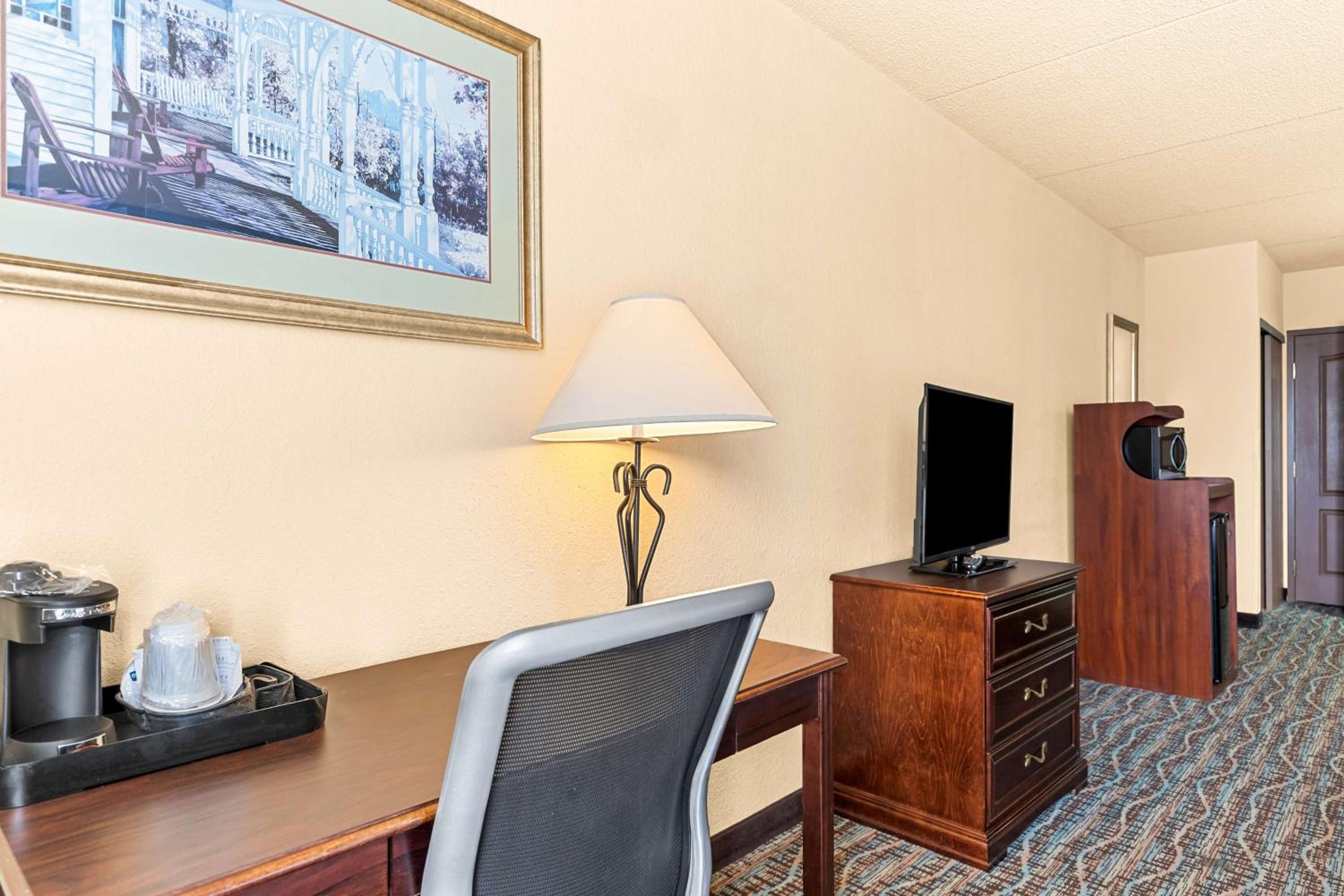 Queen Room with Two Queen Beds - Non-Smoking - Photo 2