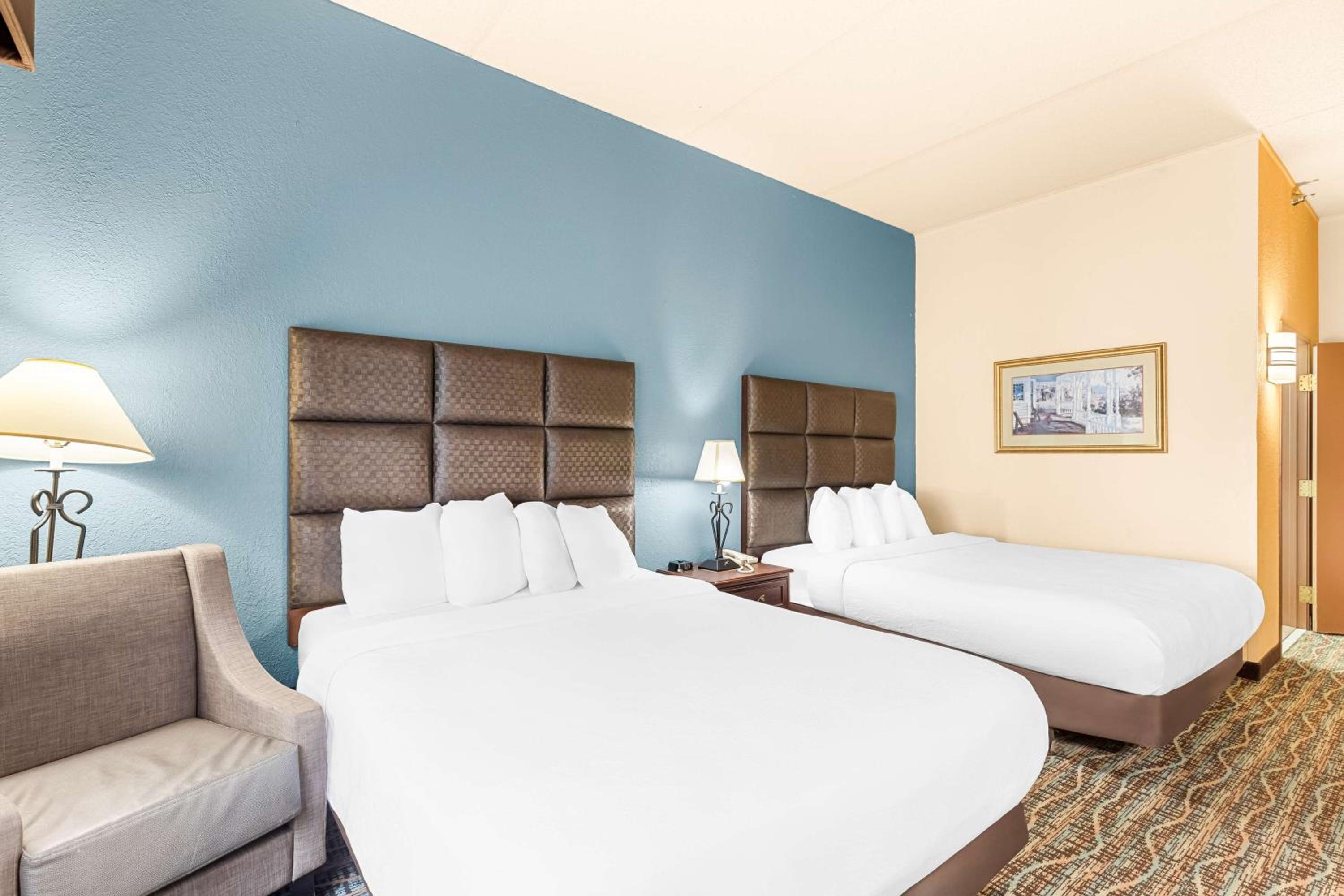 Queen Room with Two Queen Beds and Roll In Shower - Disability Access - Photo 3