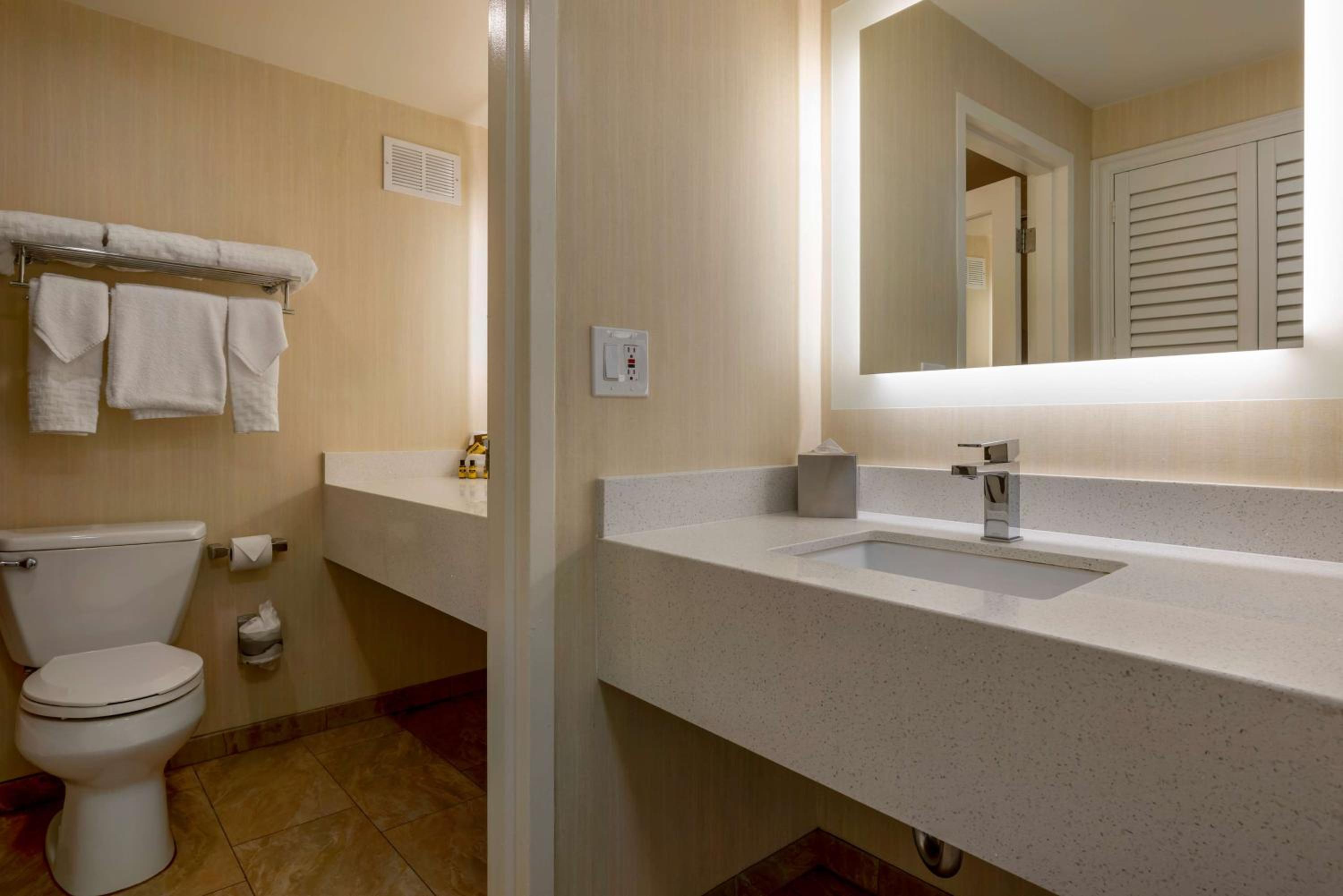 Queen Room with Two Queen Beds - Pet-friendly - Photo 4