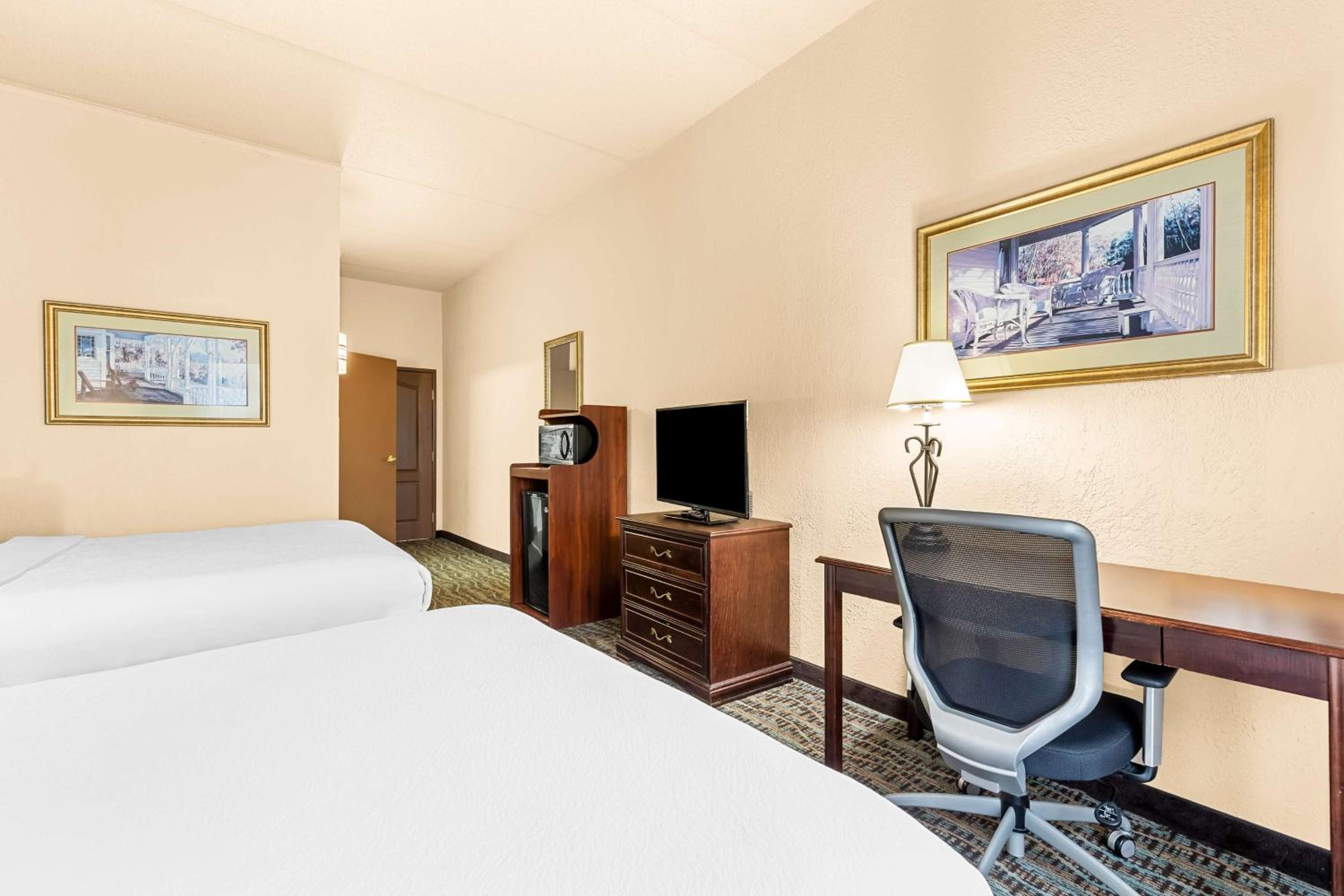 Queen Room with Two Queen Beds and Roll In Shower - Disability Access - Photo 4