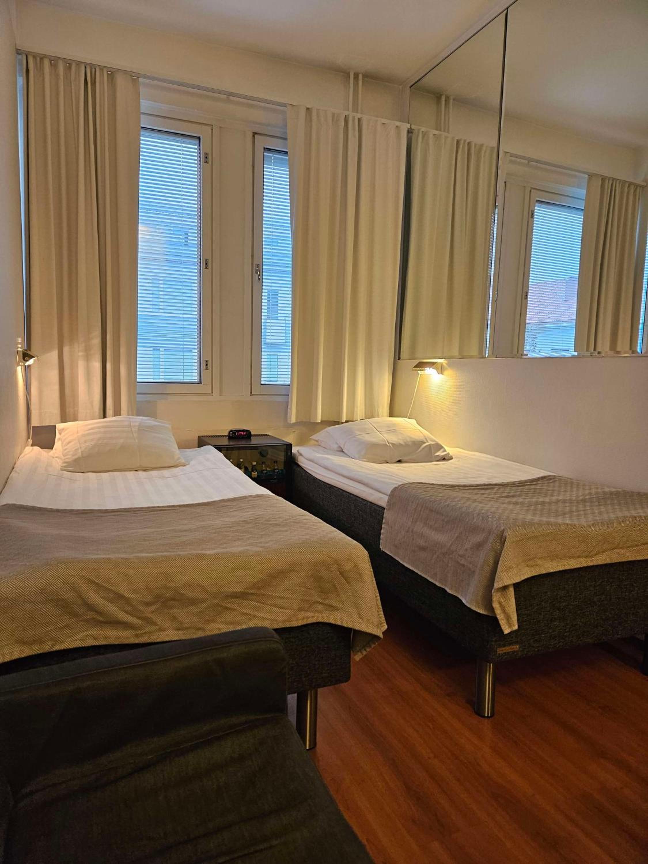 Economy Twin Room - Photo 3