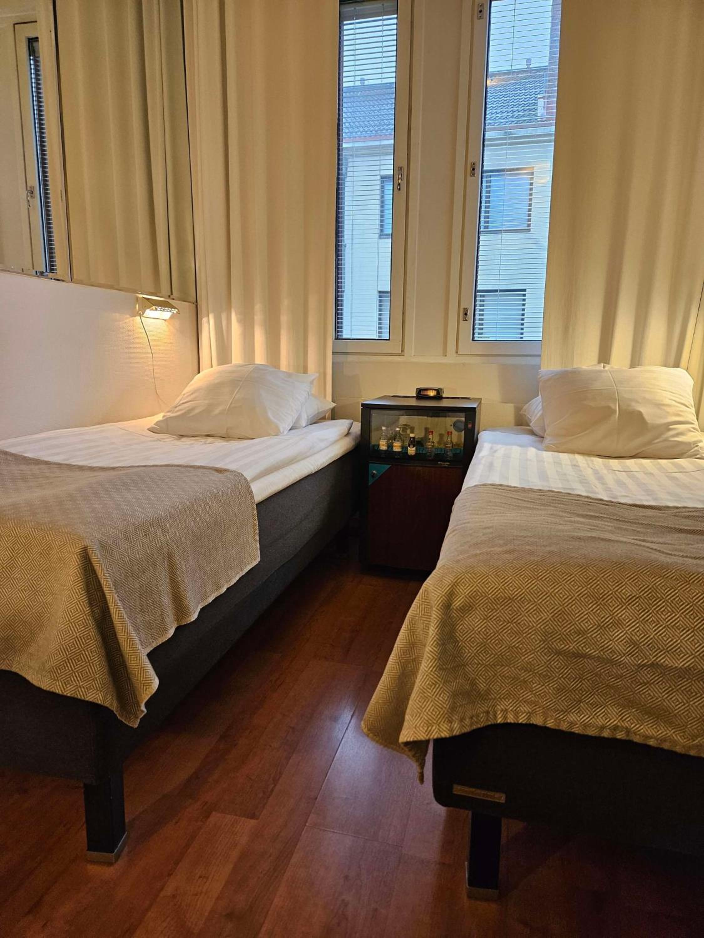 Economy Twin Room - Photo 10
