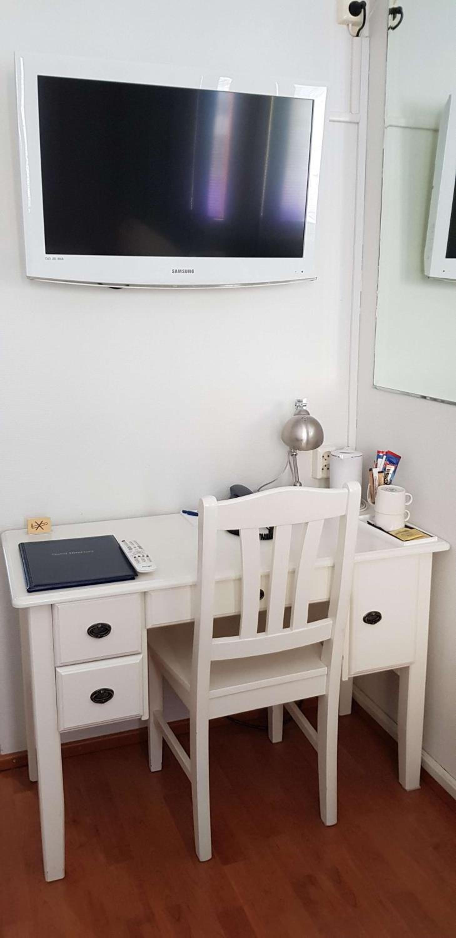 Economy Twin Room - Photo 7