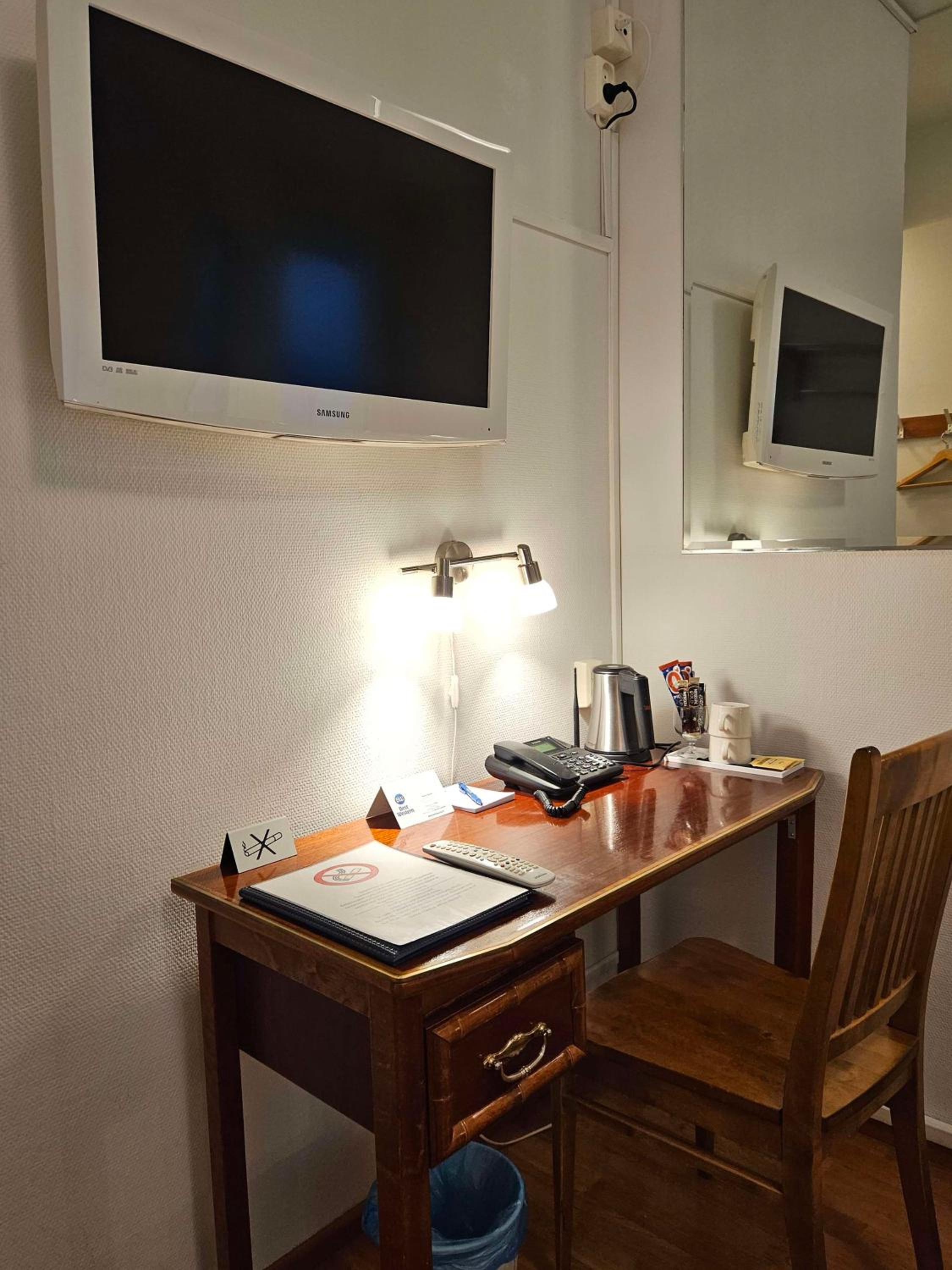 Economy Twin Room - Photo 16