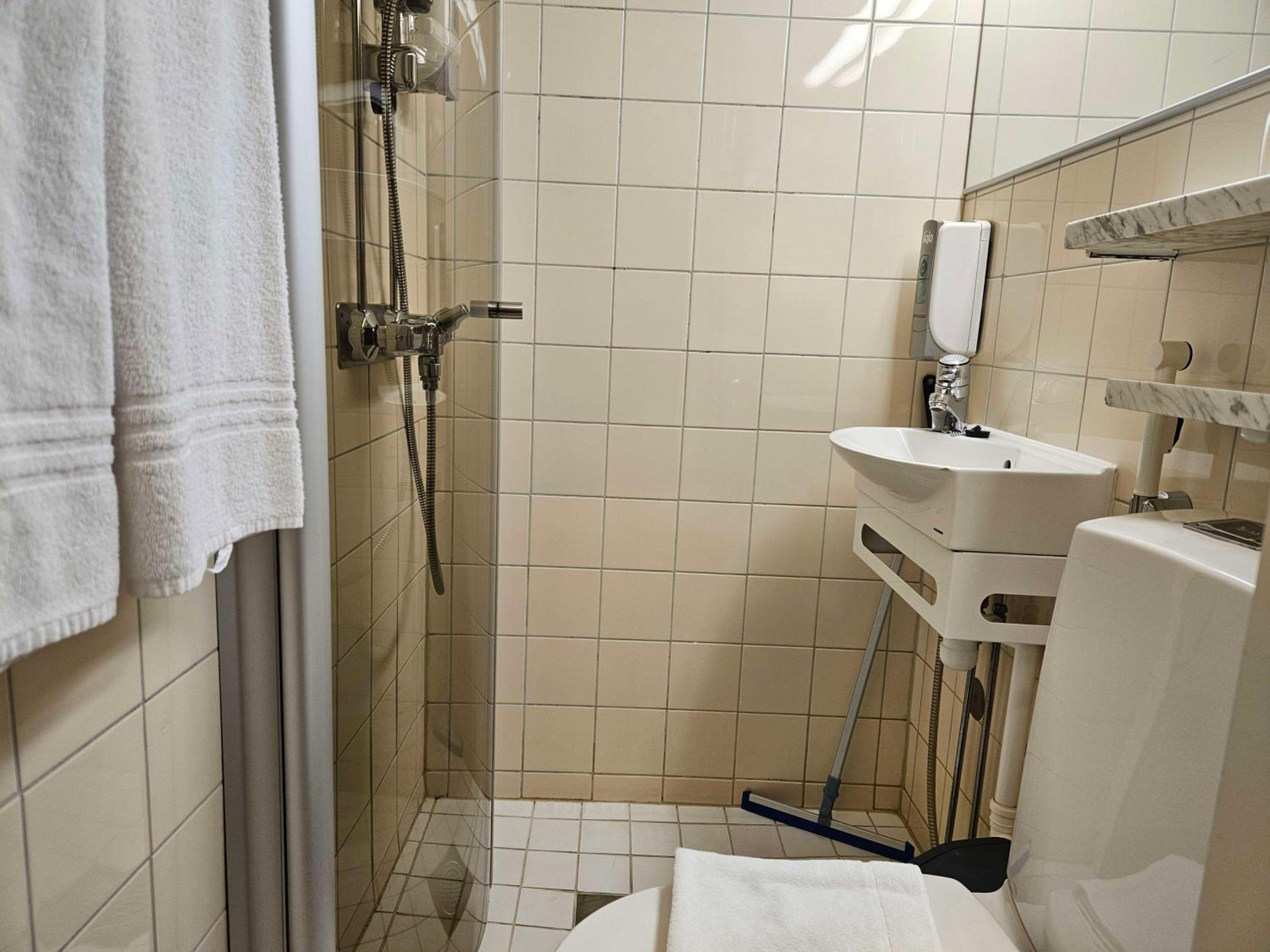 Economy Twin Room - Photo 15