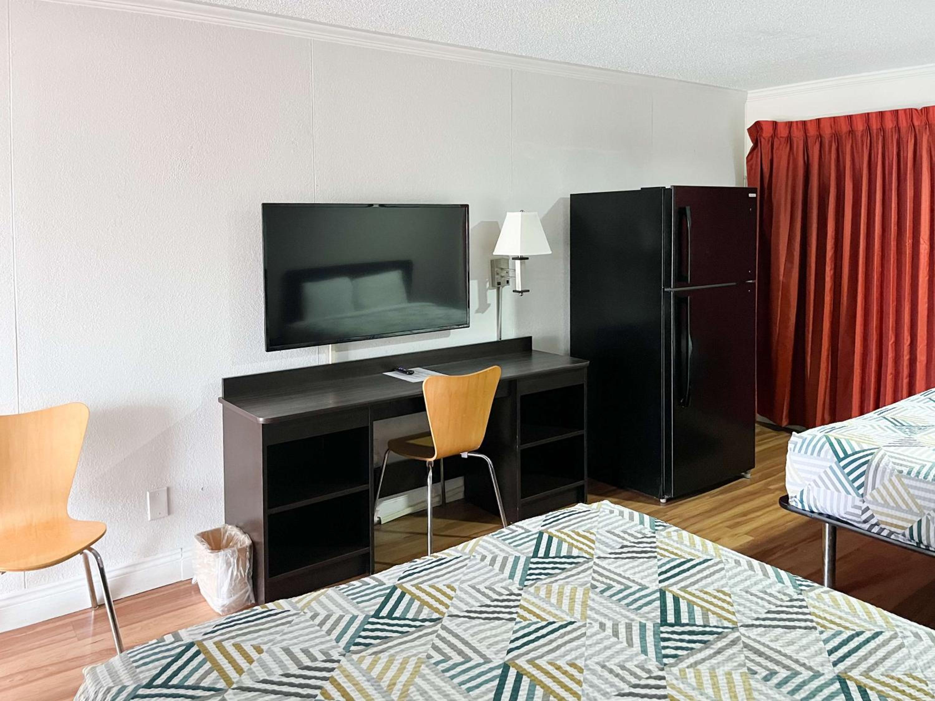 Queen Room with Two Queen Beds - Non-Smoking photo 3