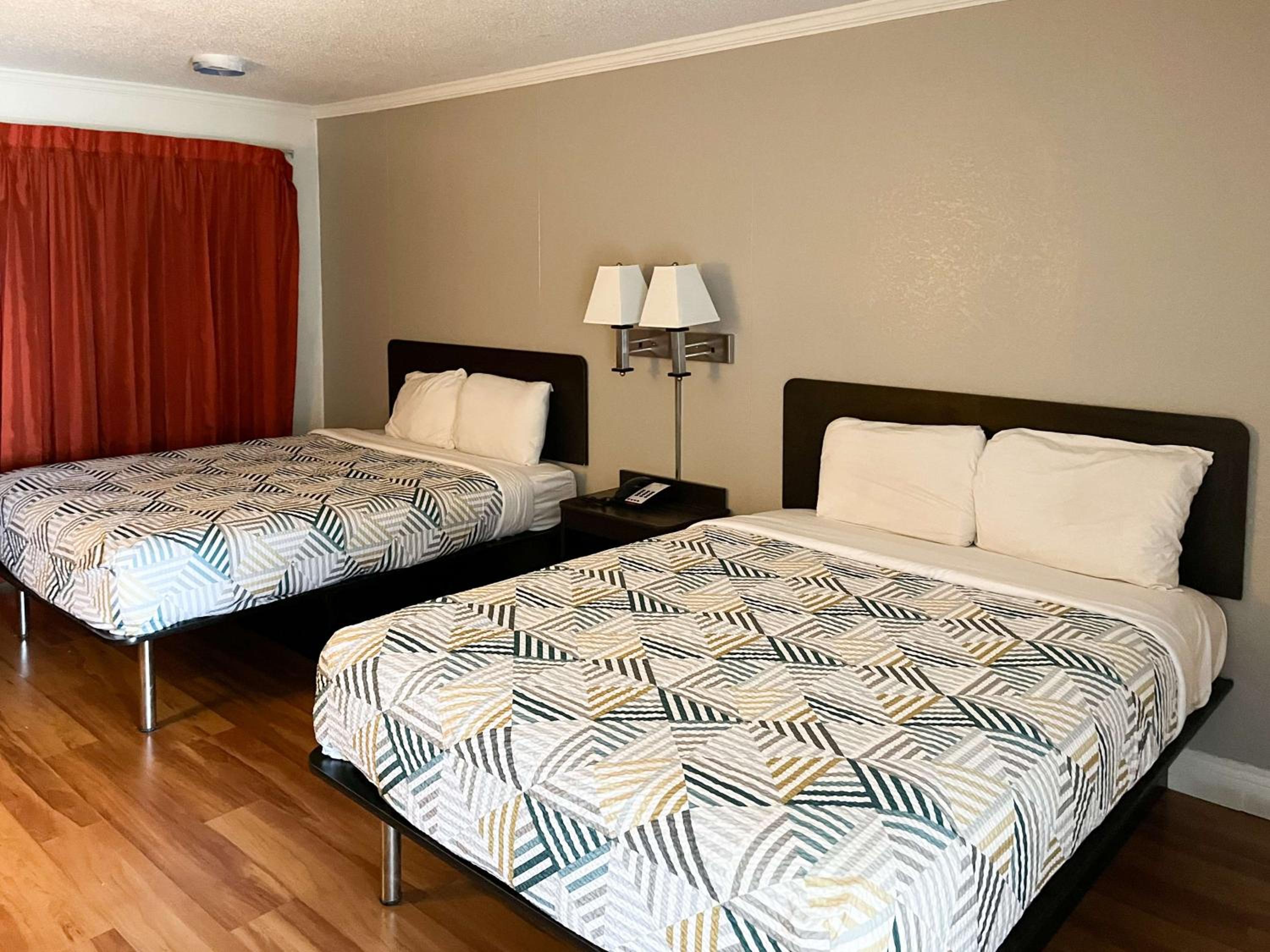 Queen Room with Two Queen Beds - Smoking photo 3