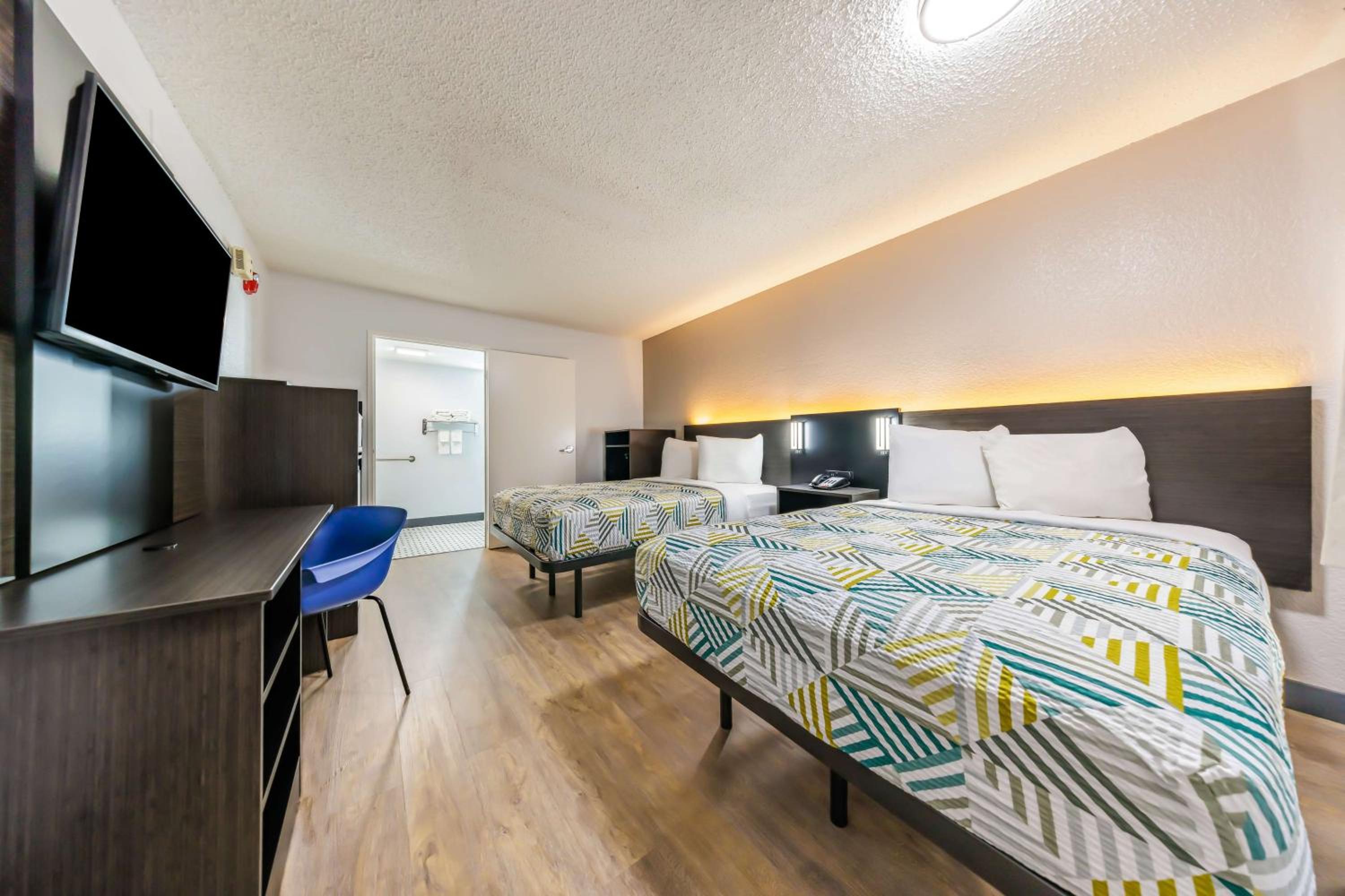 Quadruple Room - Disability Access - Non-Smoking photo 3