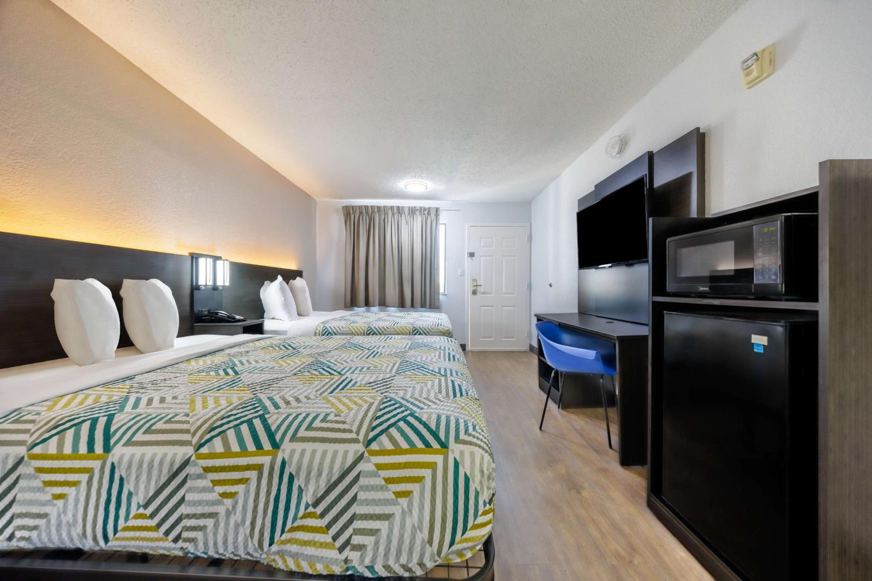 Quadruple Room - Disability Access - Non-Smoking photo 2