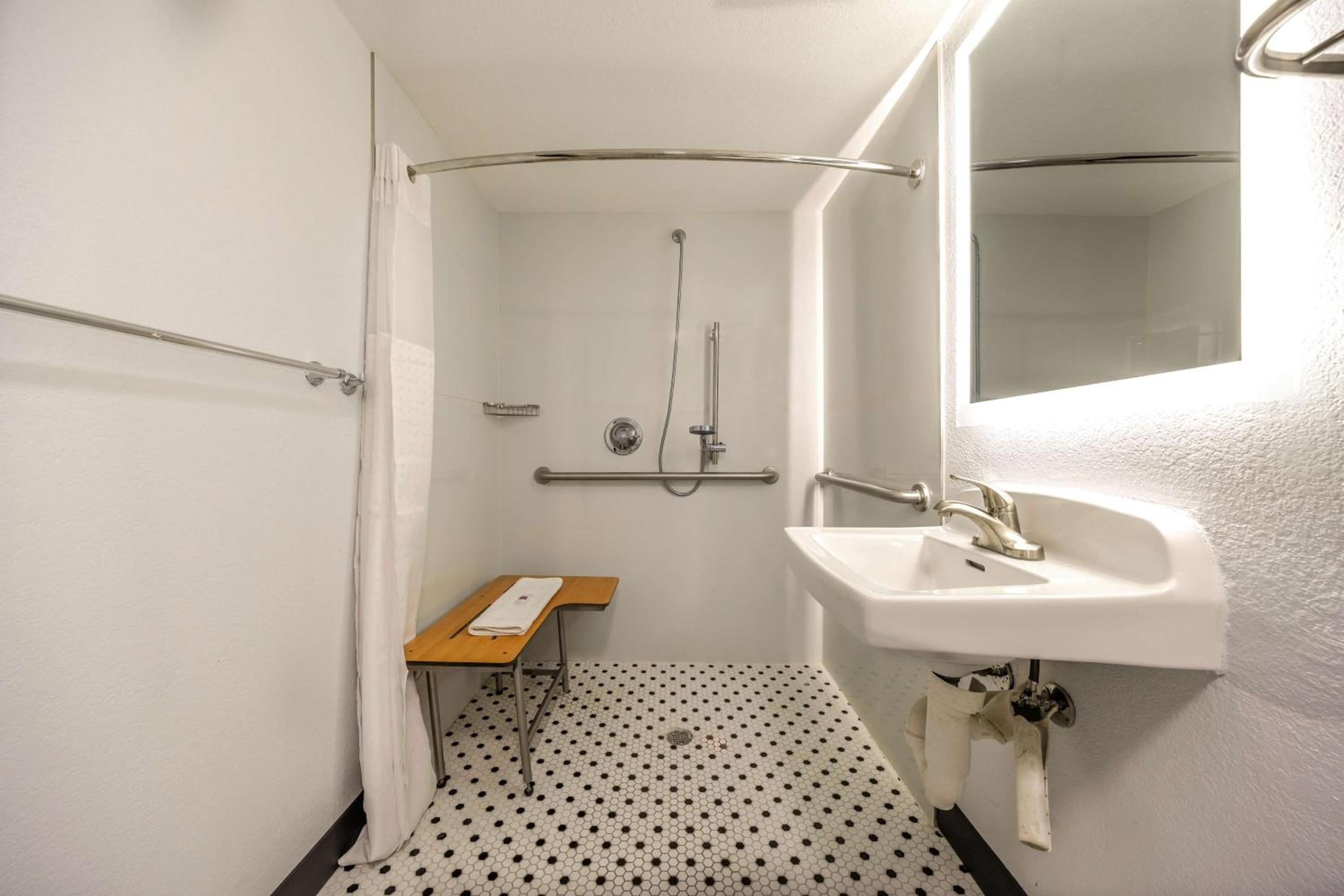 Quadruple Room - Disability Access - Roll in Shower photo 3