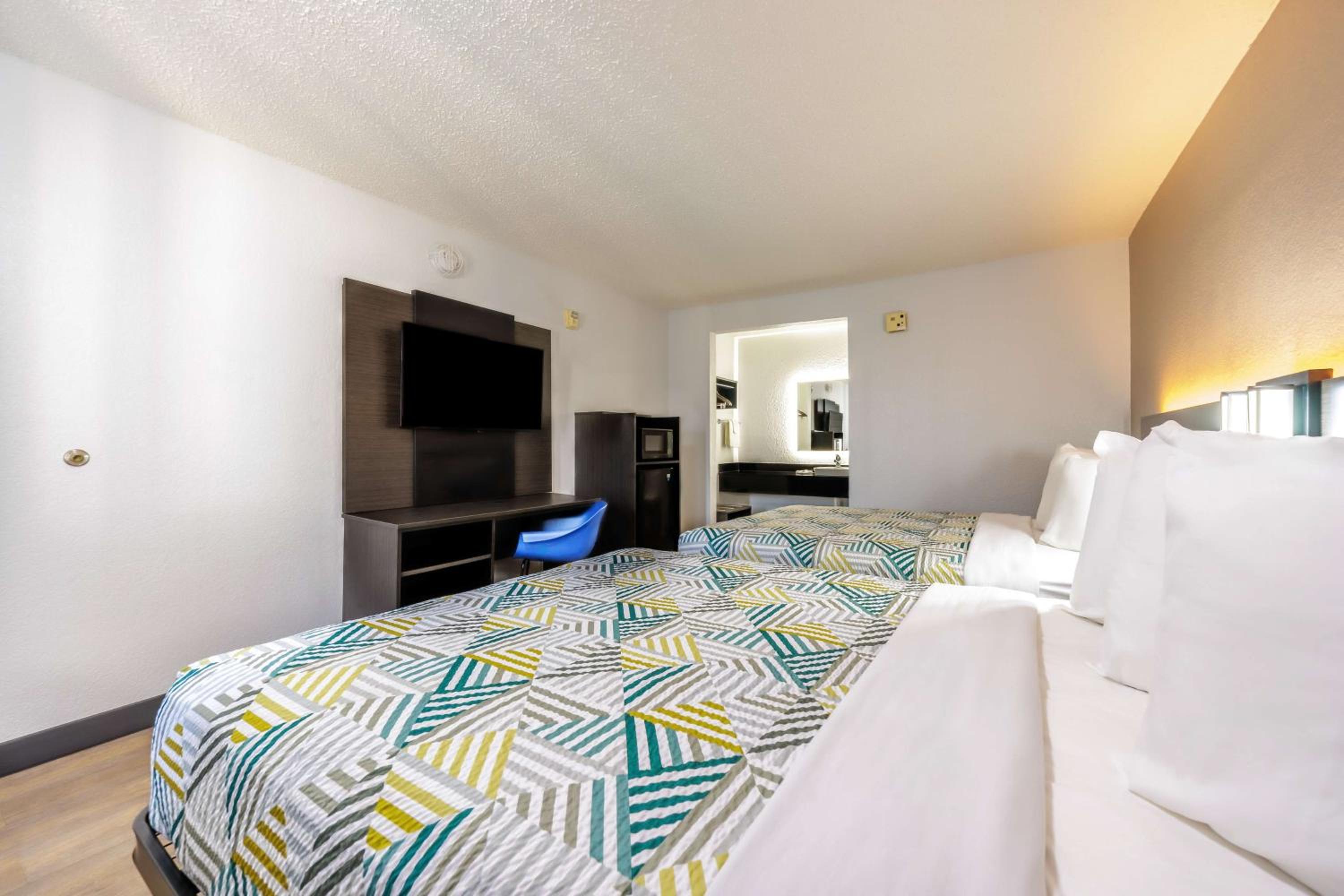 Queen Room with Two Queen Beds photo 1