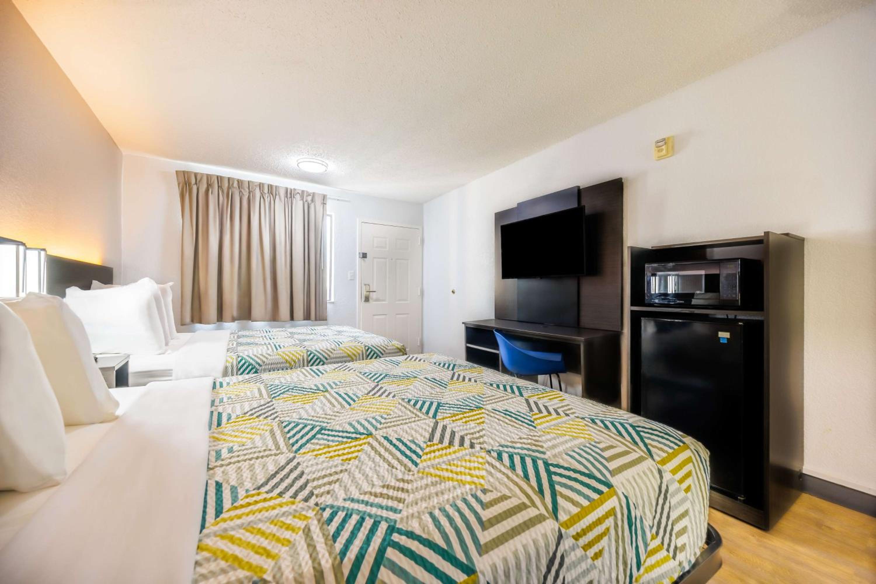 Queen Room with Two Queen Beds photo 2