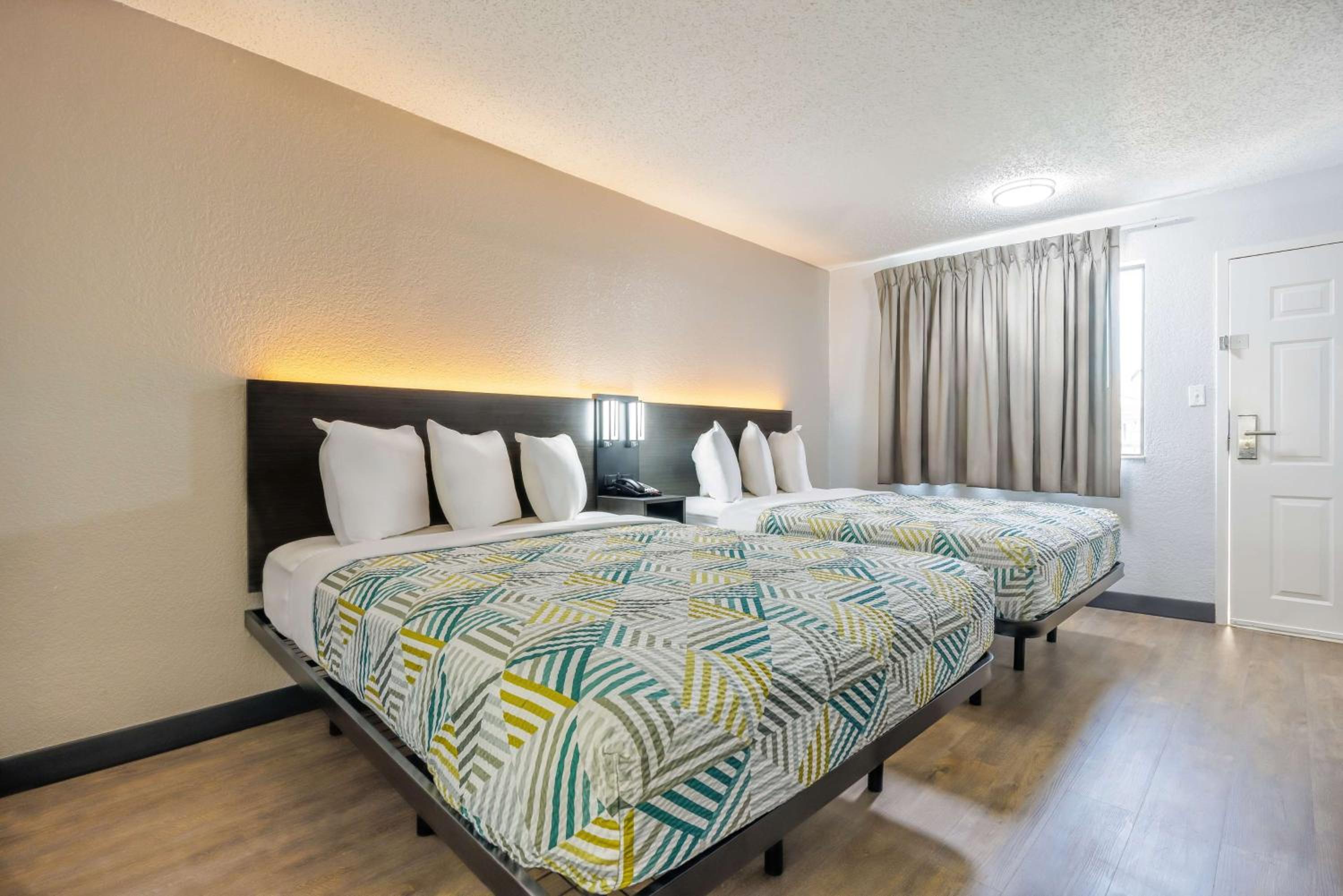 Queen Room with Two Queen Beds - Non-Smoking photo 1