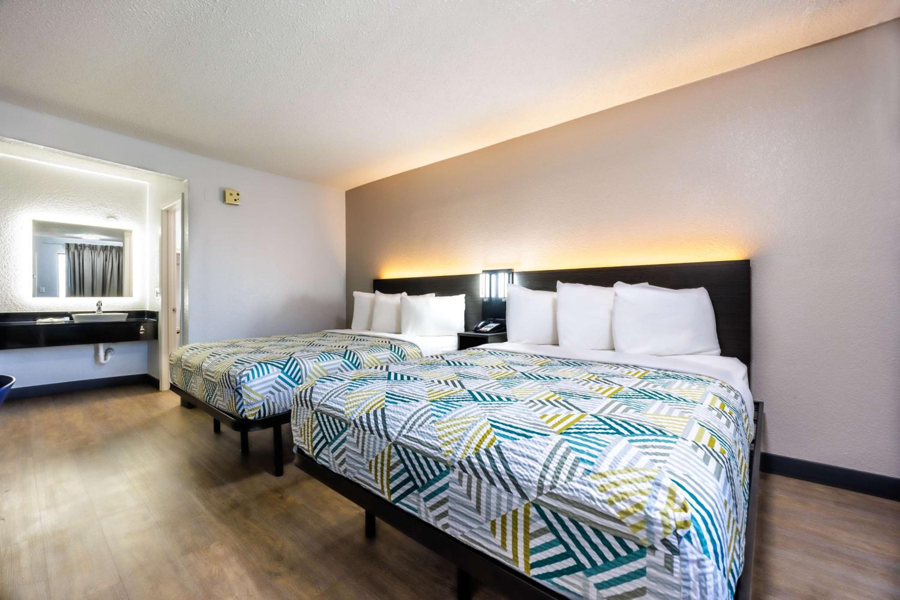 Queen Room with Two Queen Beds photo 3