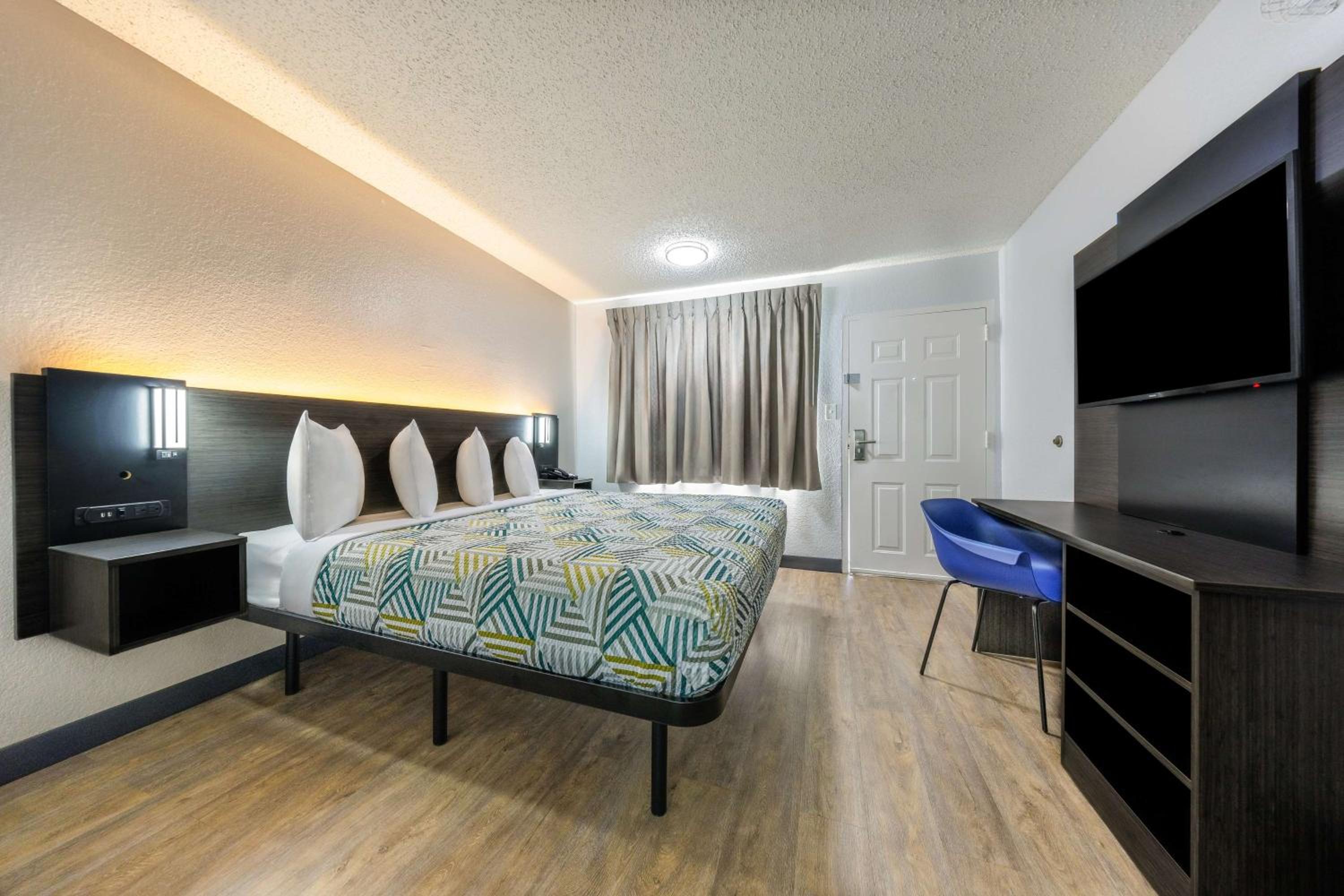 King Room - Non-Smoking photo 2