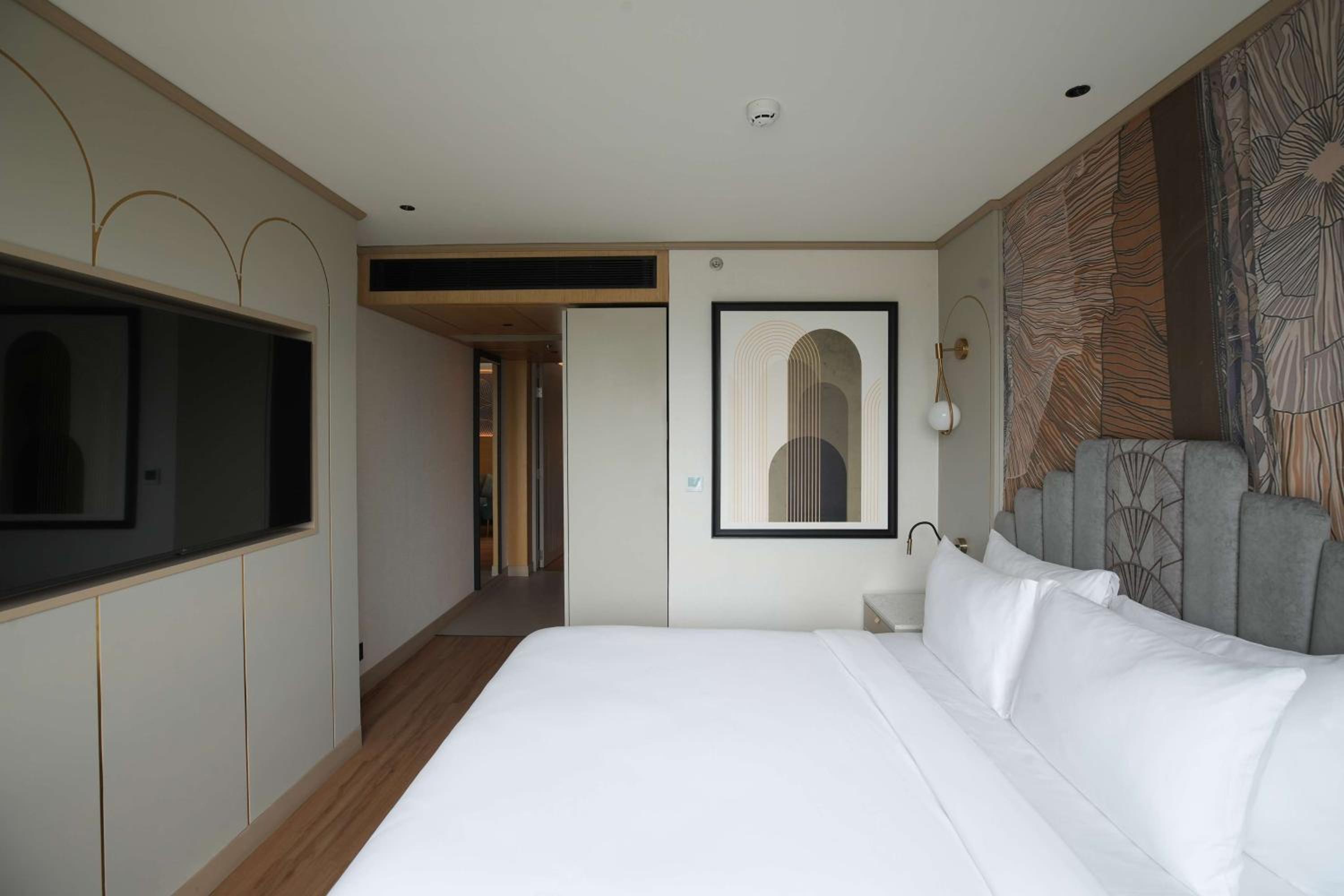 Junior Suite: Enjoy Complimentary bottle of wine per stay | Enjoy 20% discount on Spa | 15% on discount F&B & Laundry | Happy Hour 5–7 PM (Select Beverages, Buy 1 Get 1 – In-house Guests Only) photo 2