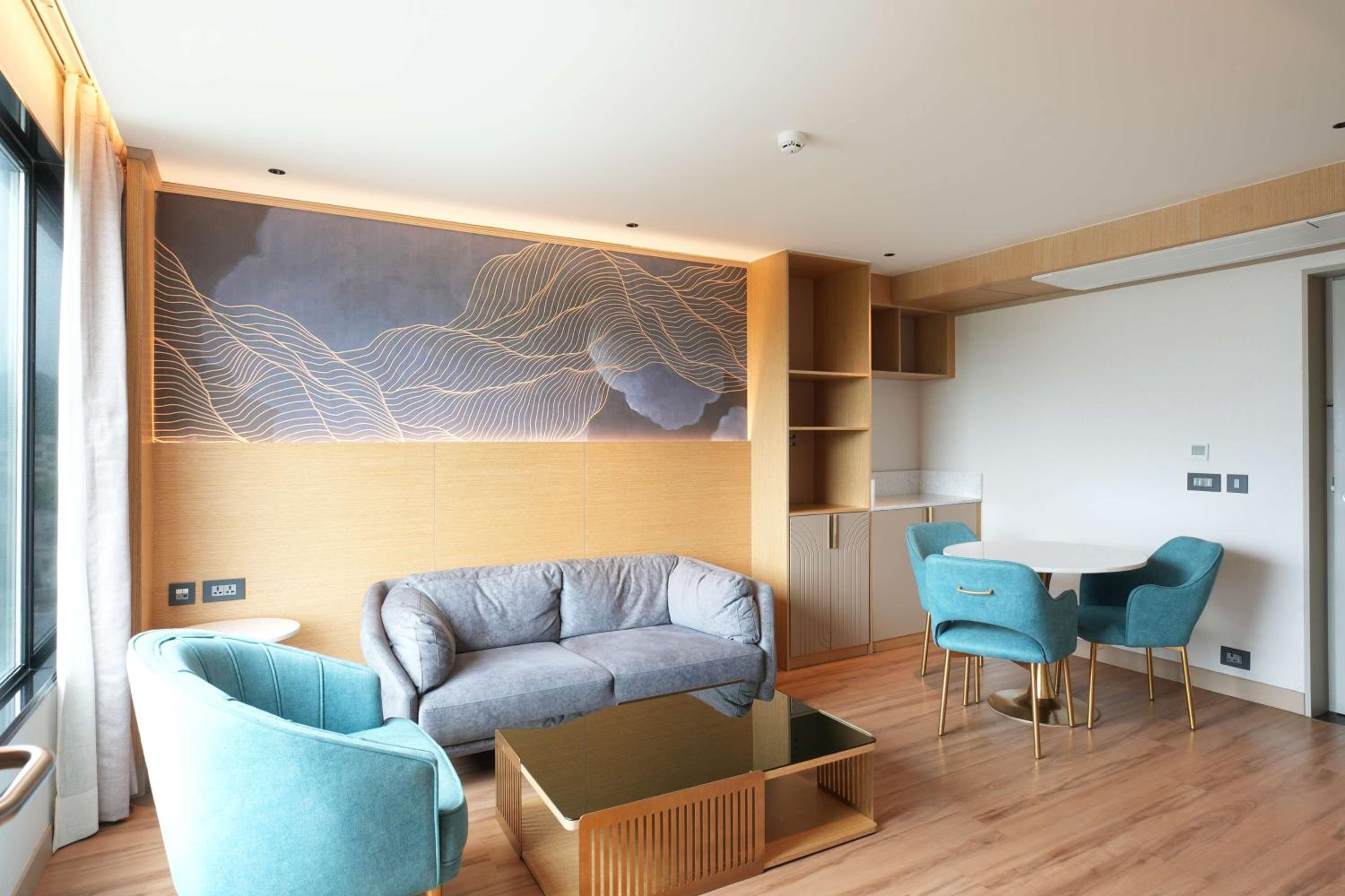Junior Suite: Enjoy Complimentary bottle of wine per stay | Enjoy 20% discount on Spa | 15% on discount F&B & Laundry | Happy Hour 5–7 PM (Select Beverages, Buy 1 Get 1 – In-house Guests Only) photo 3