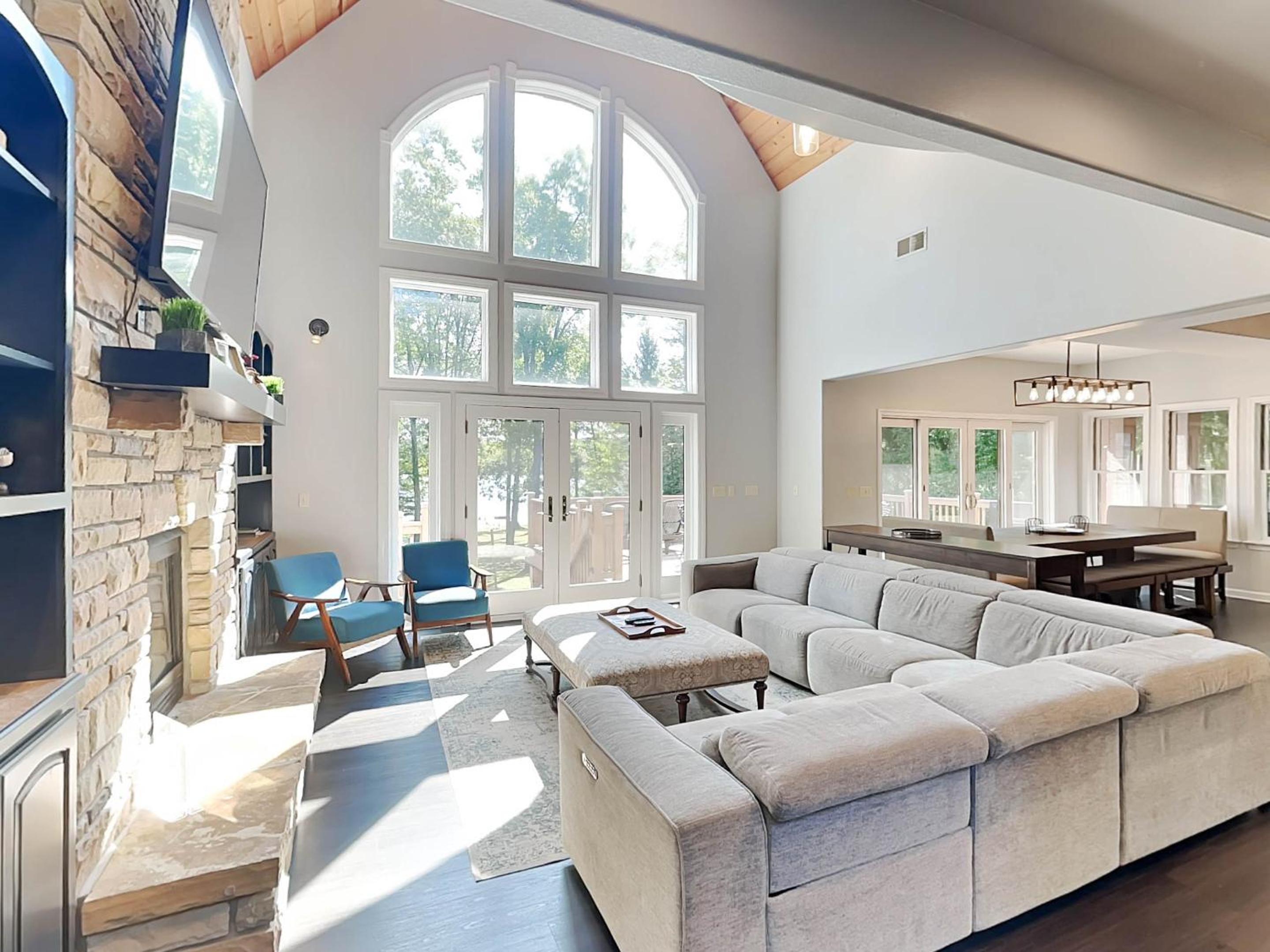 Eight-Bedroom House photo 3