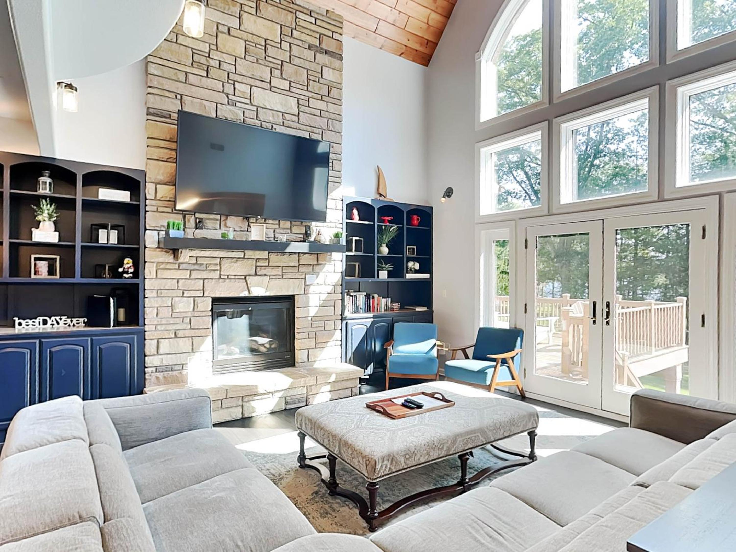 Eight-Bedroom House photo 1
