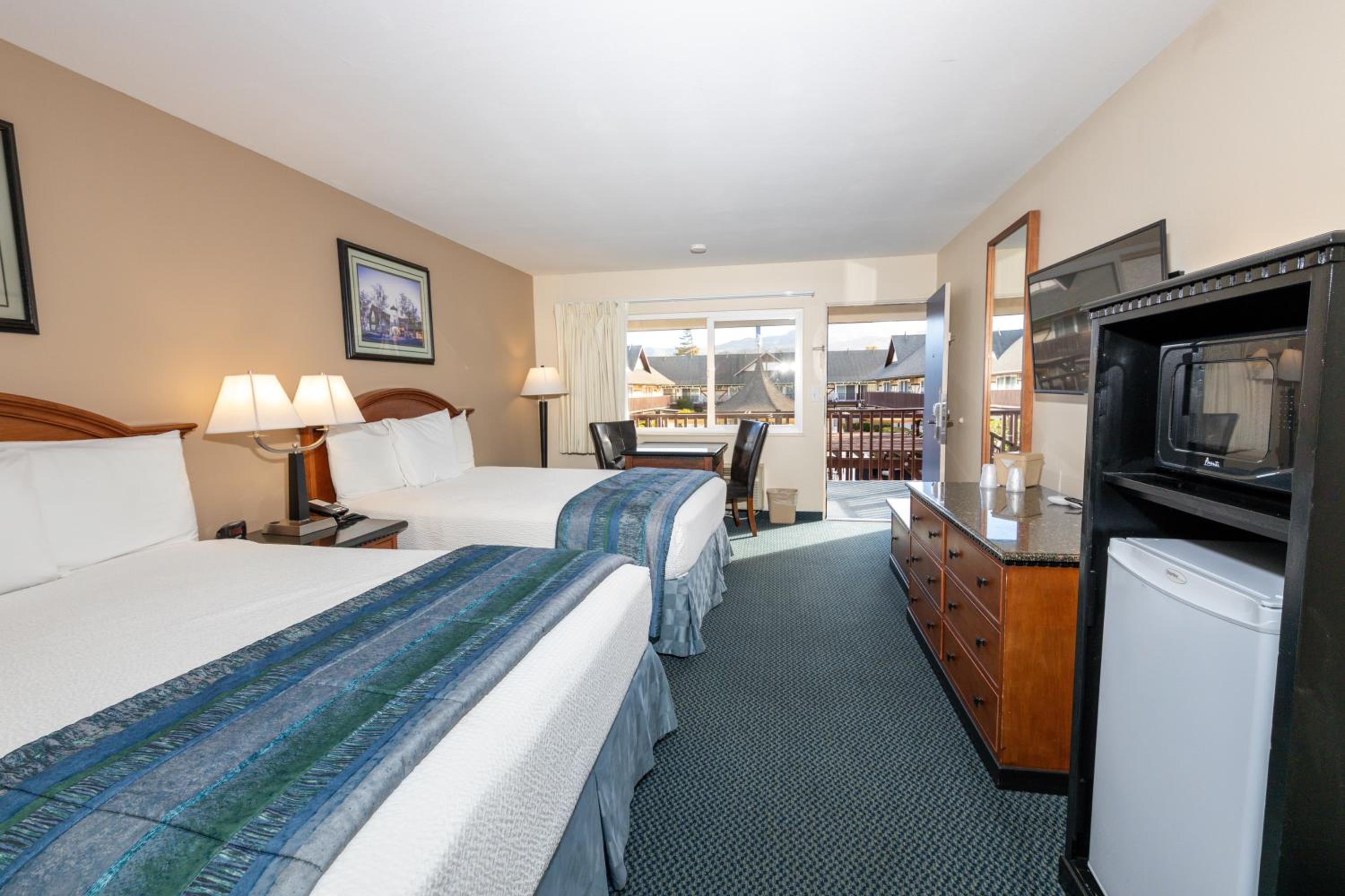 Deluxe Queen Room with Two Queen Beds Upstairs - Photo 5