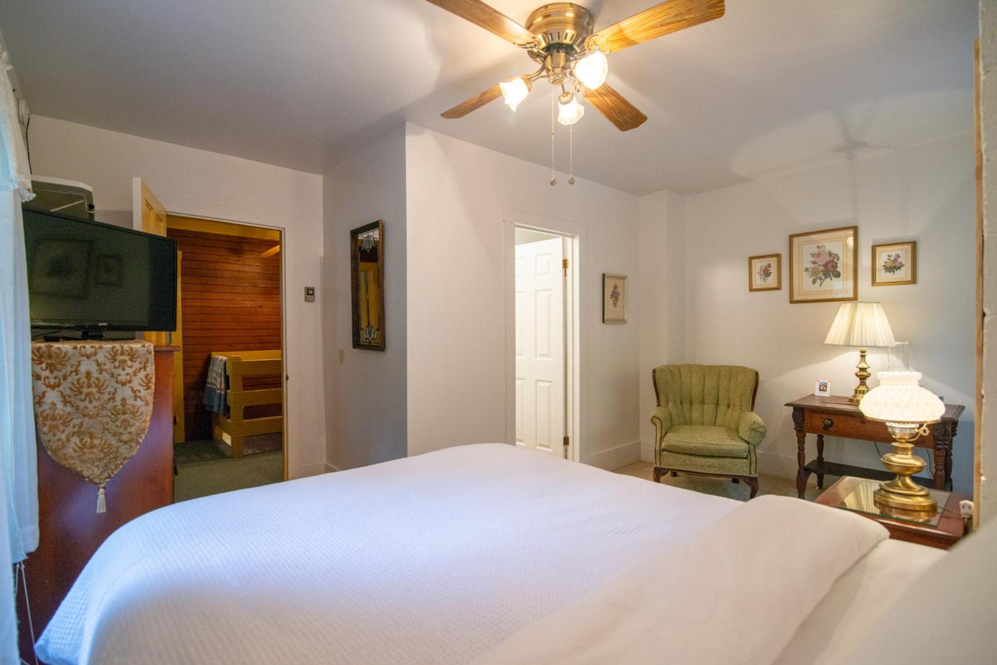 Standard Queen Room - Photo 5