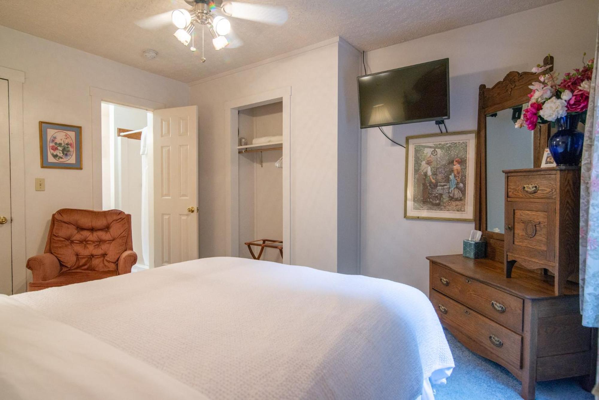 Standard Queen Room photo 2