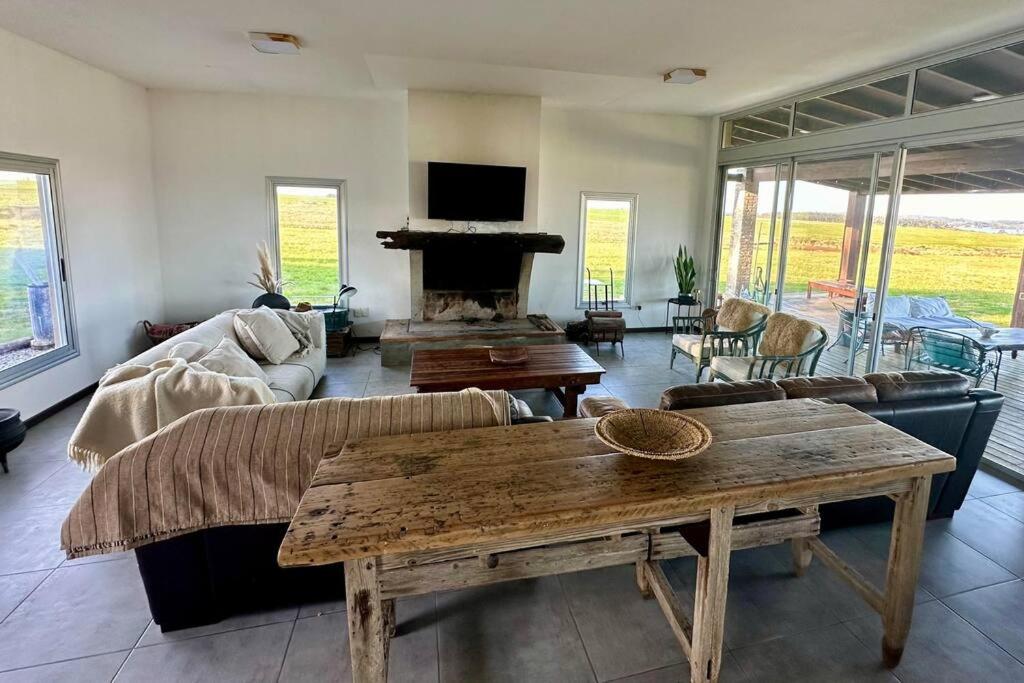 Five-Bedroom House photo 2