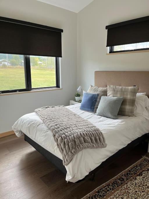 Three-Bedroom House photo 3