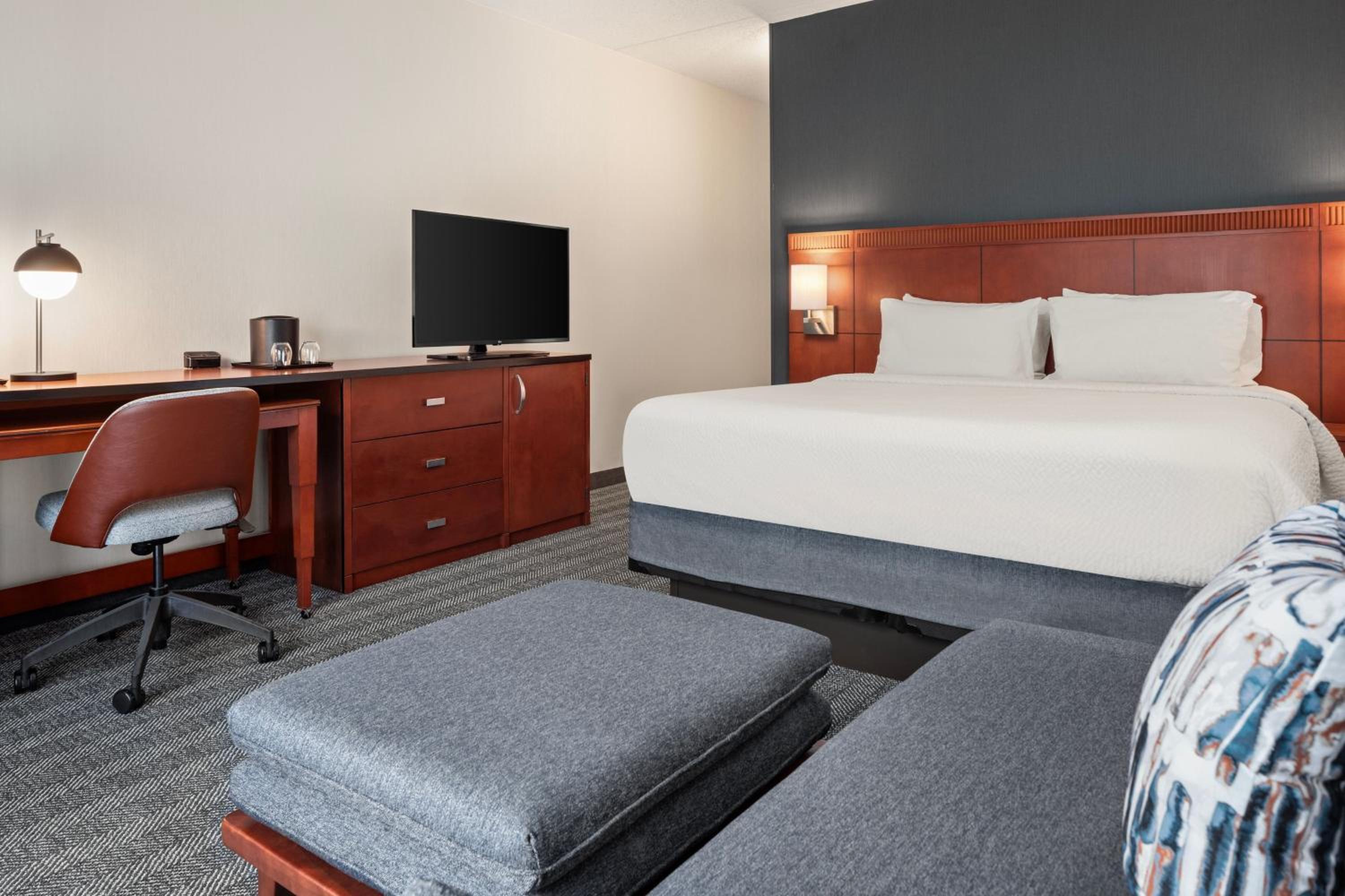 King Room with Sofa Bed and Adapted Tub - Mobility and Hearing Accessible - Photo 1