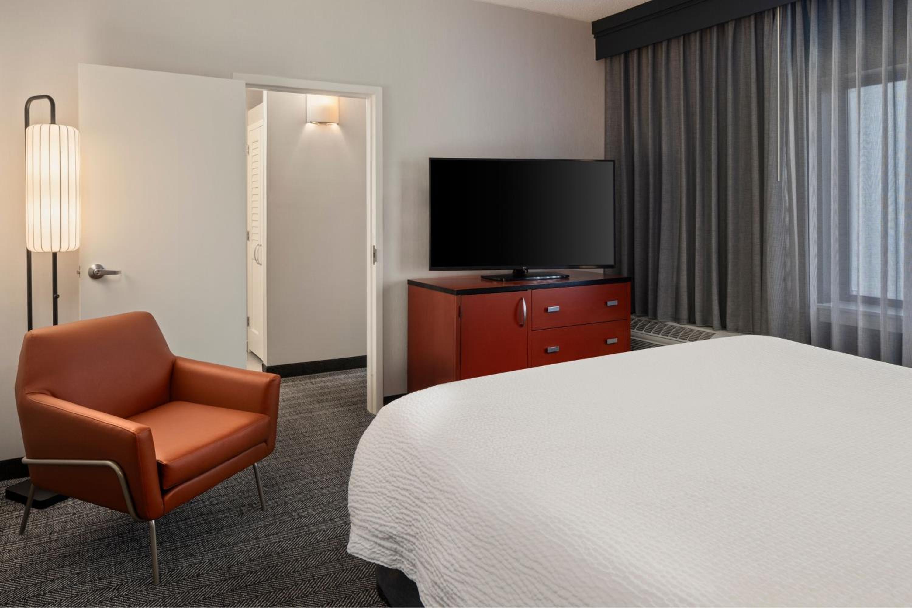 One-Bedroom Suite - Photo 6