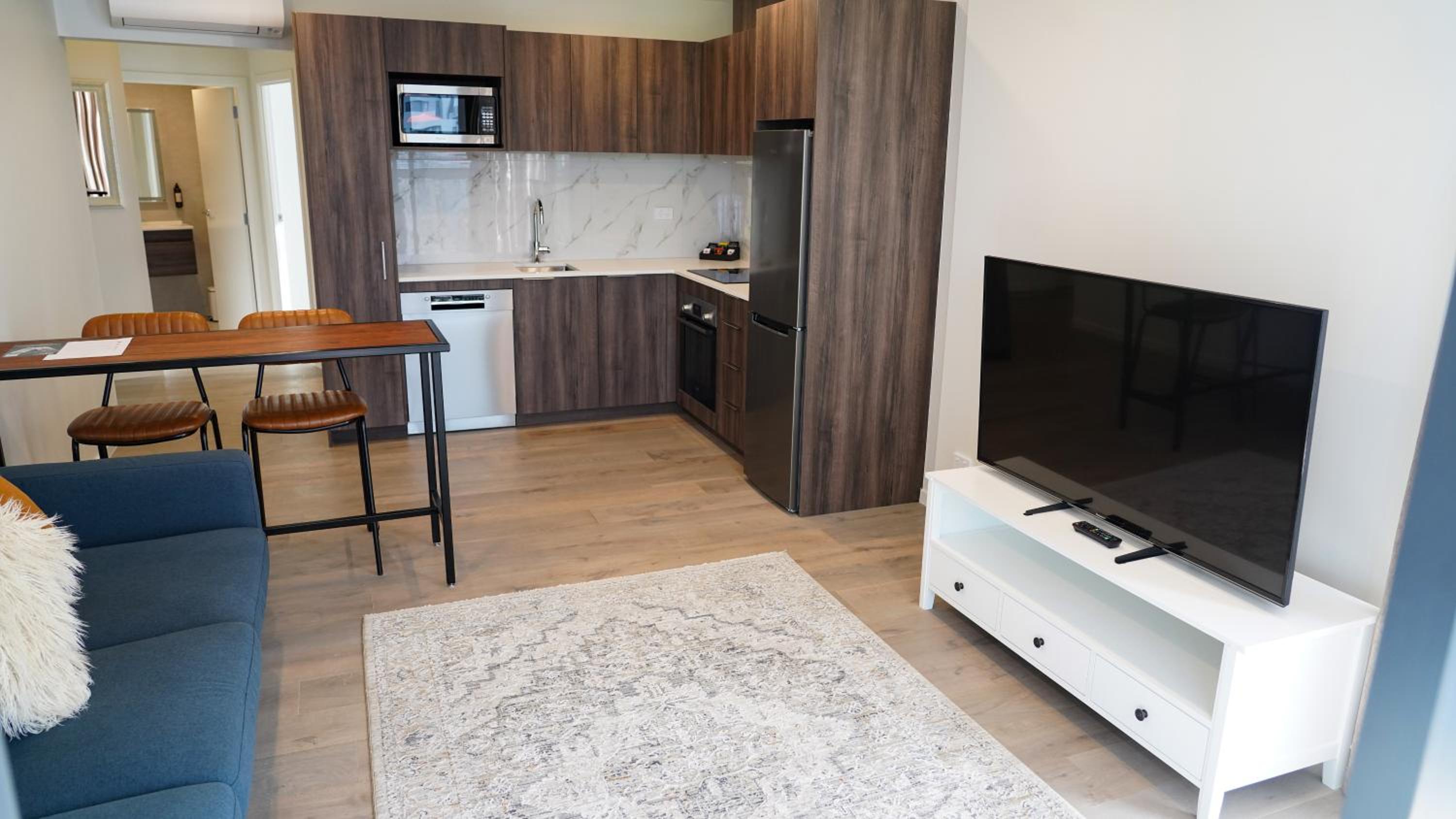 1 King Bed, Deluxe 1-Bedroom Apartment, Balcony, Non-Smoking - Photo 6