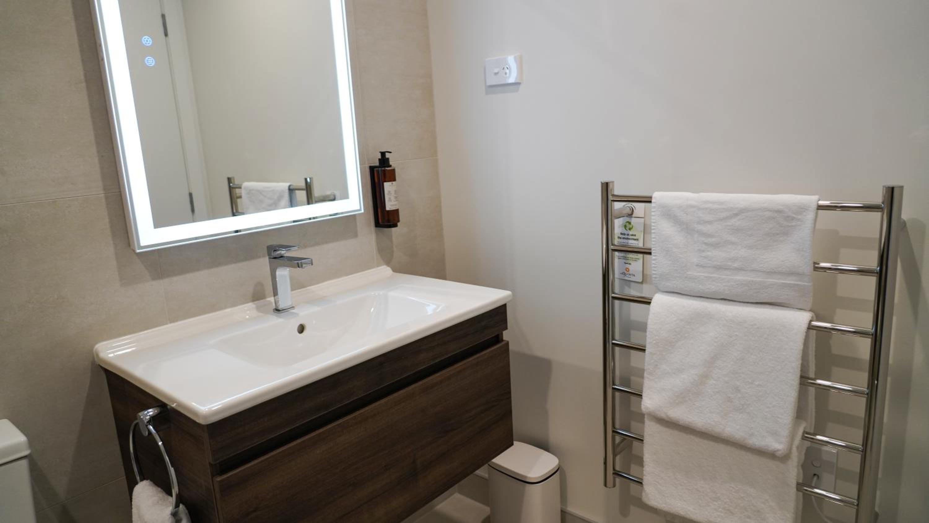 1 King Bed, Deluxe 1-Bedroom Apartment, Balcony, Non-Smoking - Photo 11