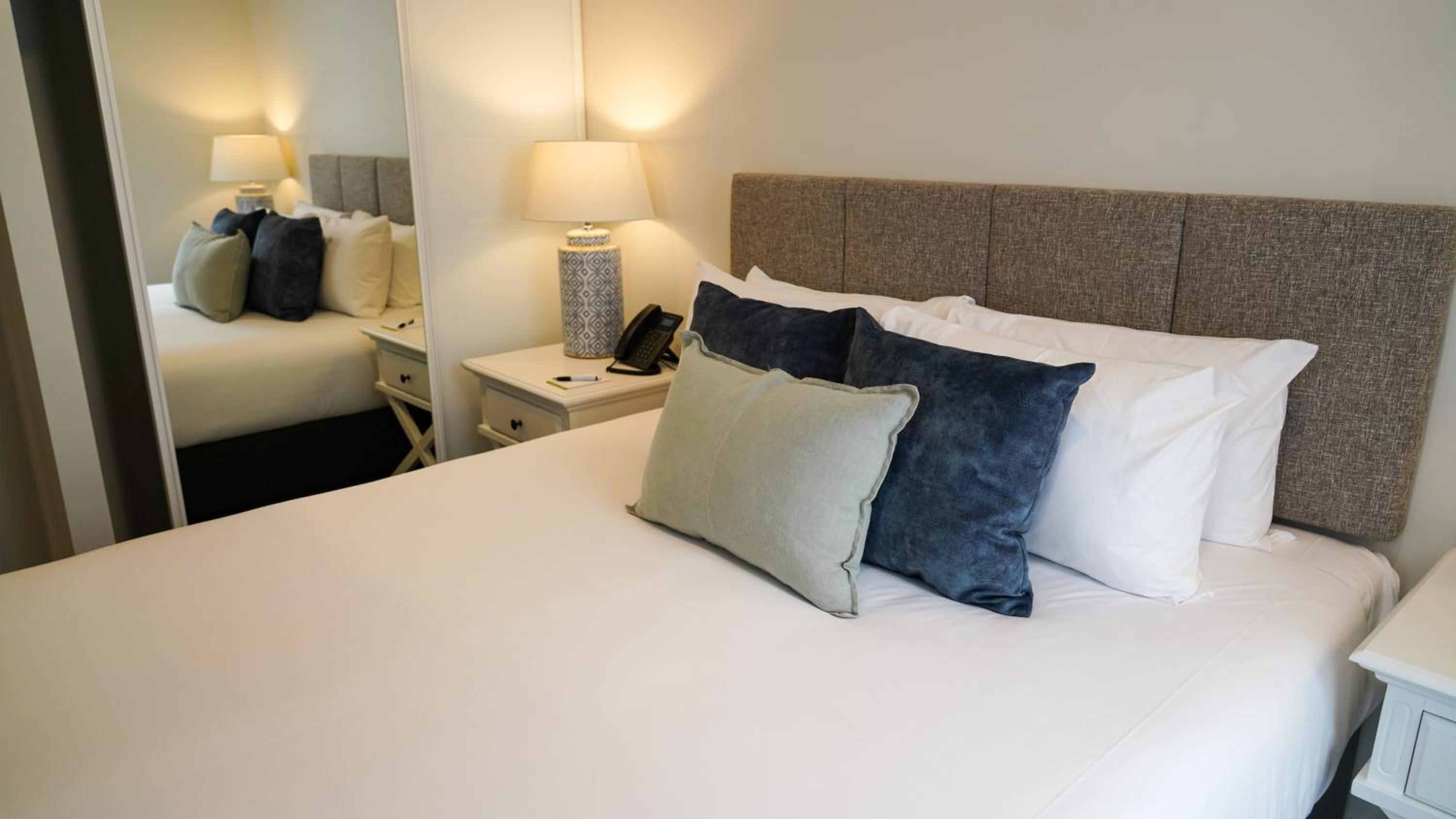 1 King Bed, Deluxe 1-Bedroom Apartment, Balcony, Non-Smoking - Photo 3