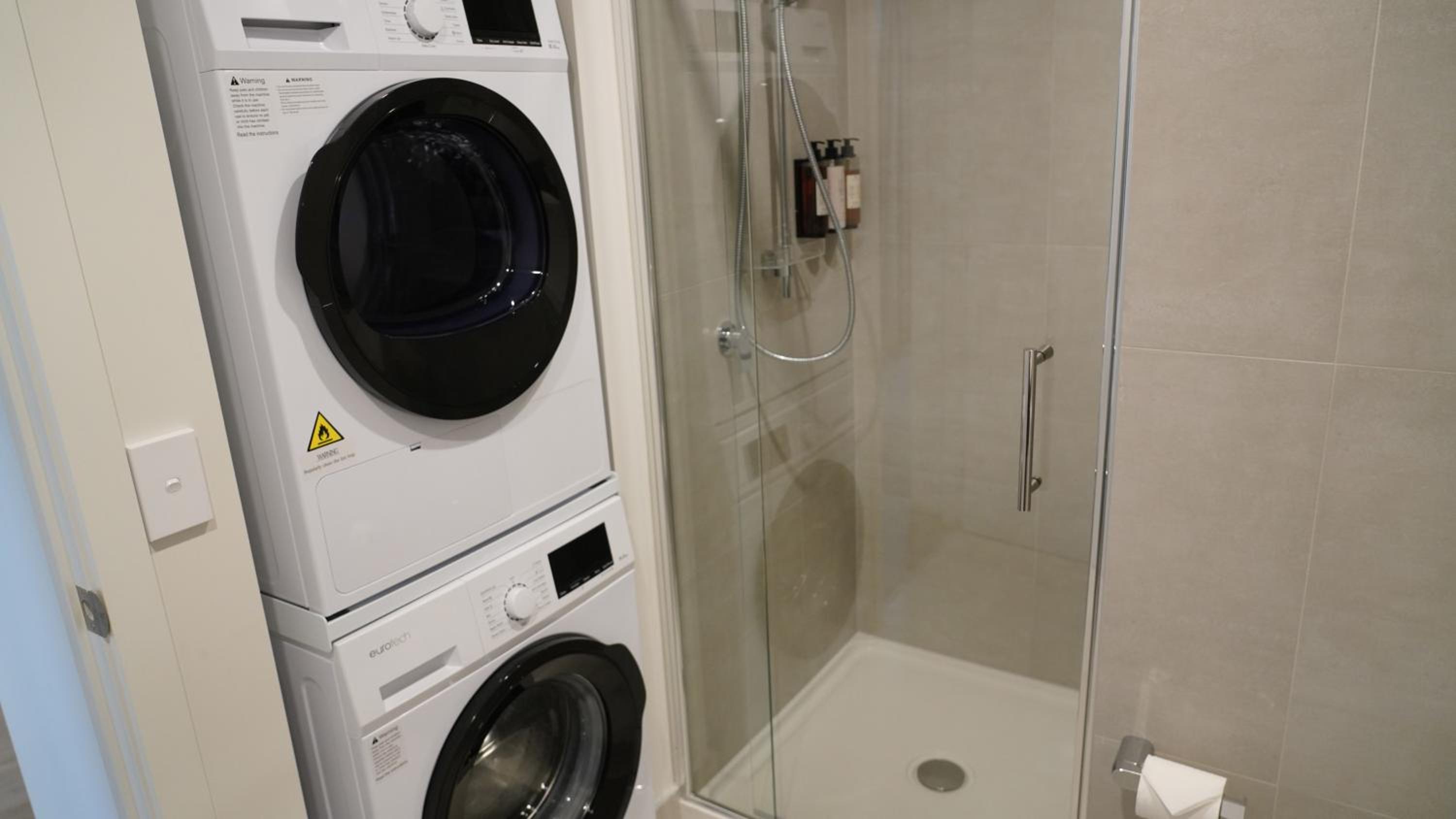 1 King Bed, Deluxe 1-Bedroom Apartment, Balcony, Non-Smoking - Photo 12