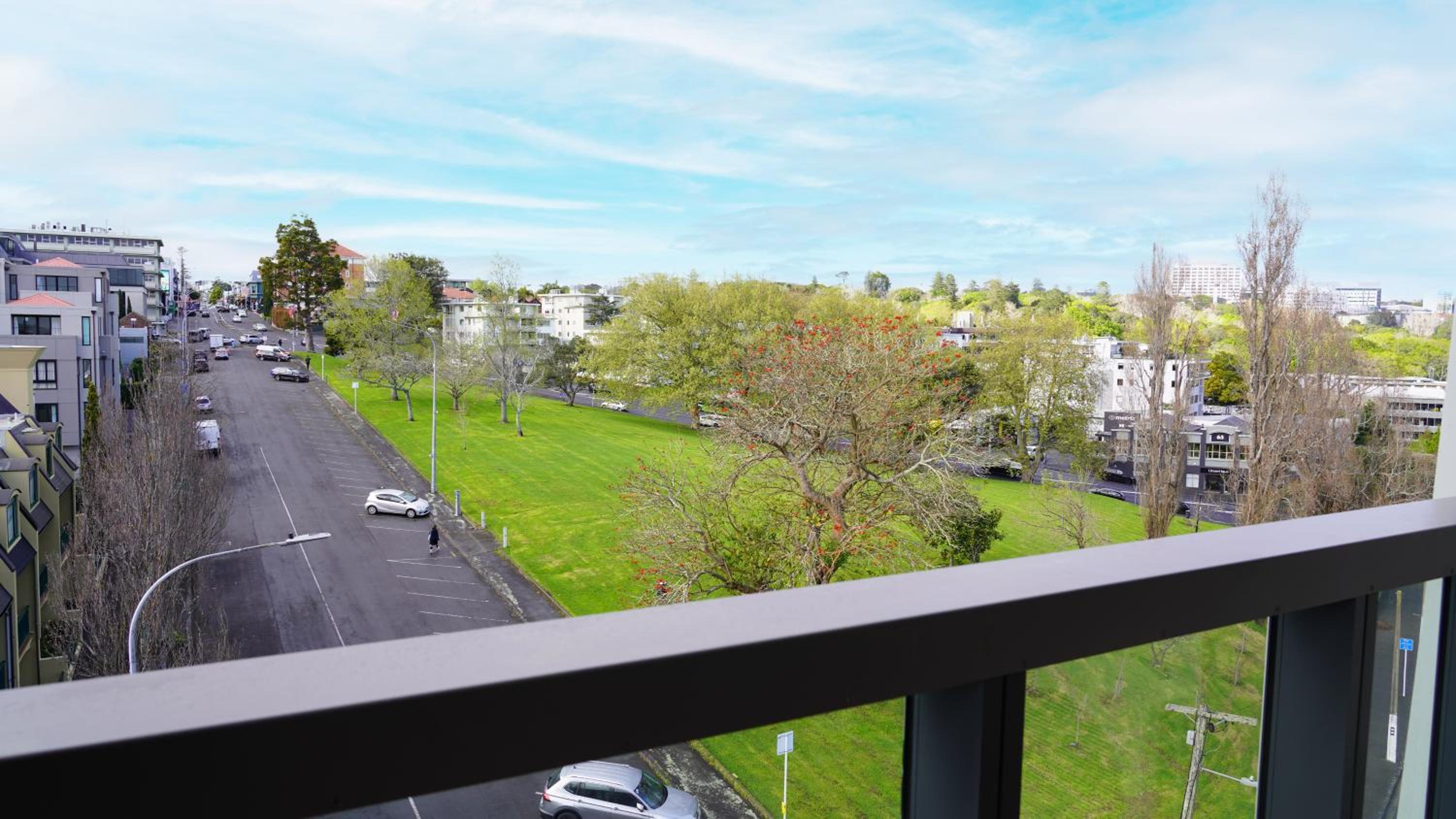 1 King Bed, Deluxe 1-Bedroom Apartment, Balcony, Non-Smoking - Photo 10