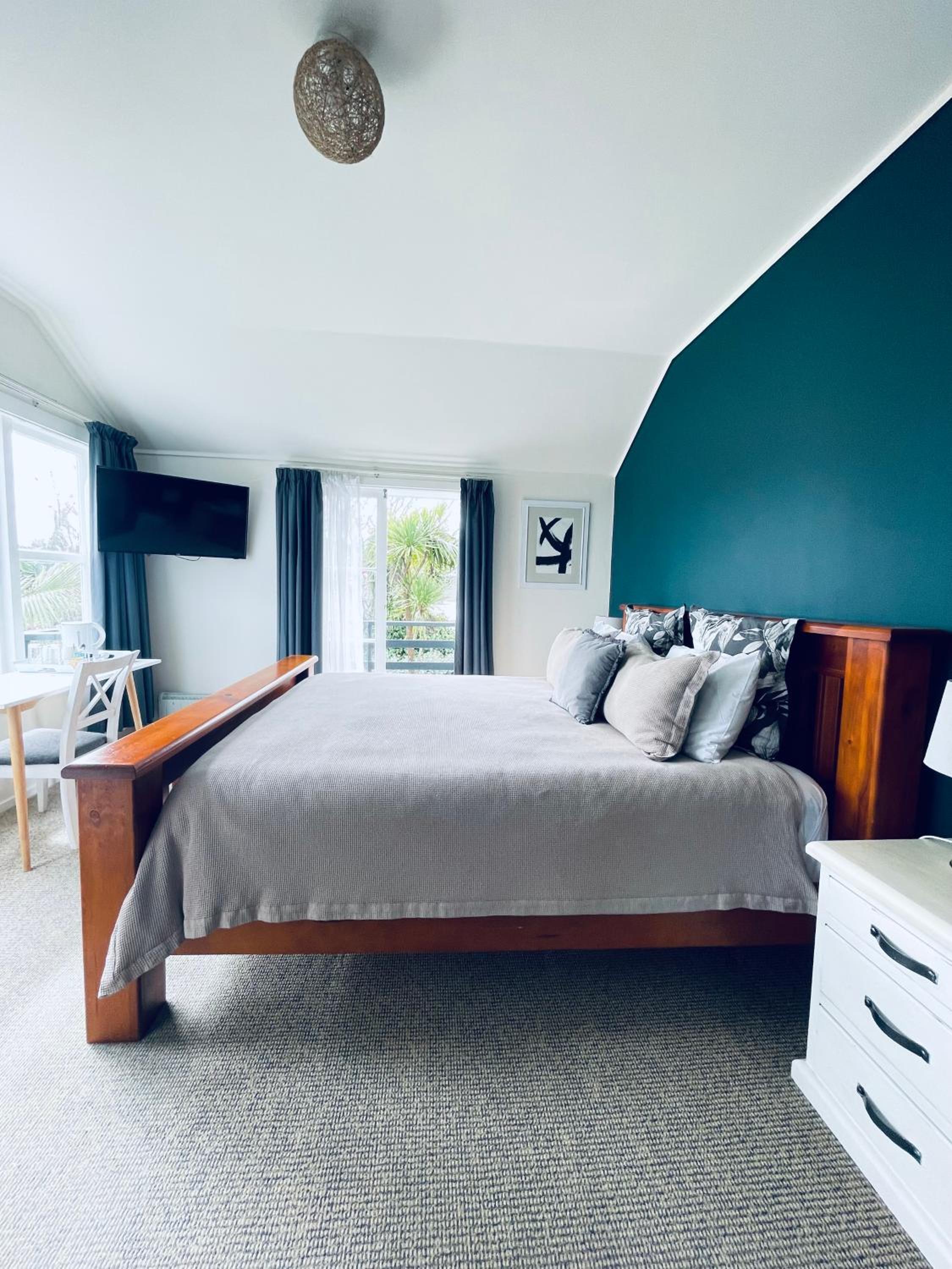 Superior King Room - Photo 13