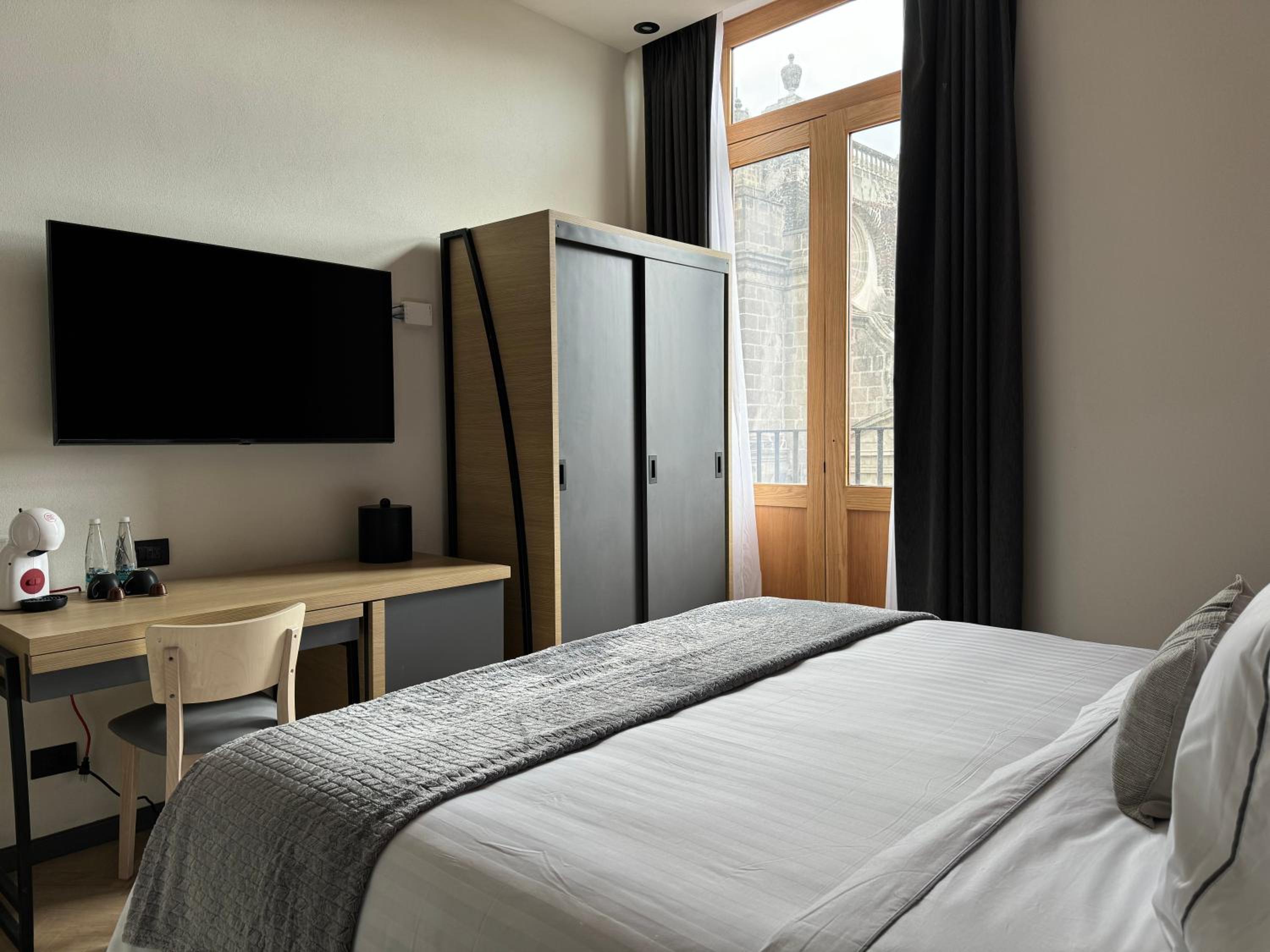 King Room with Balcony - Photo 9