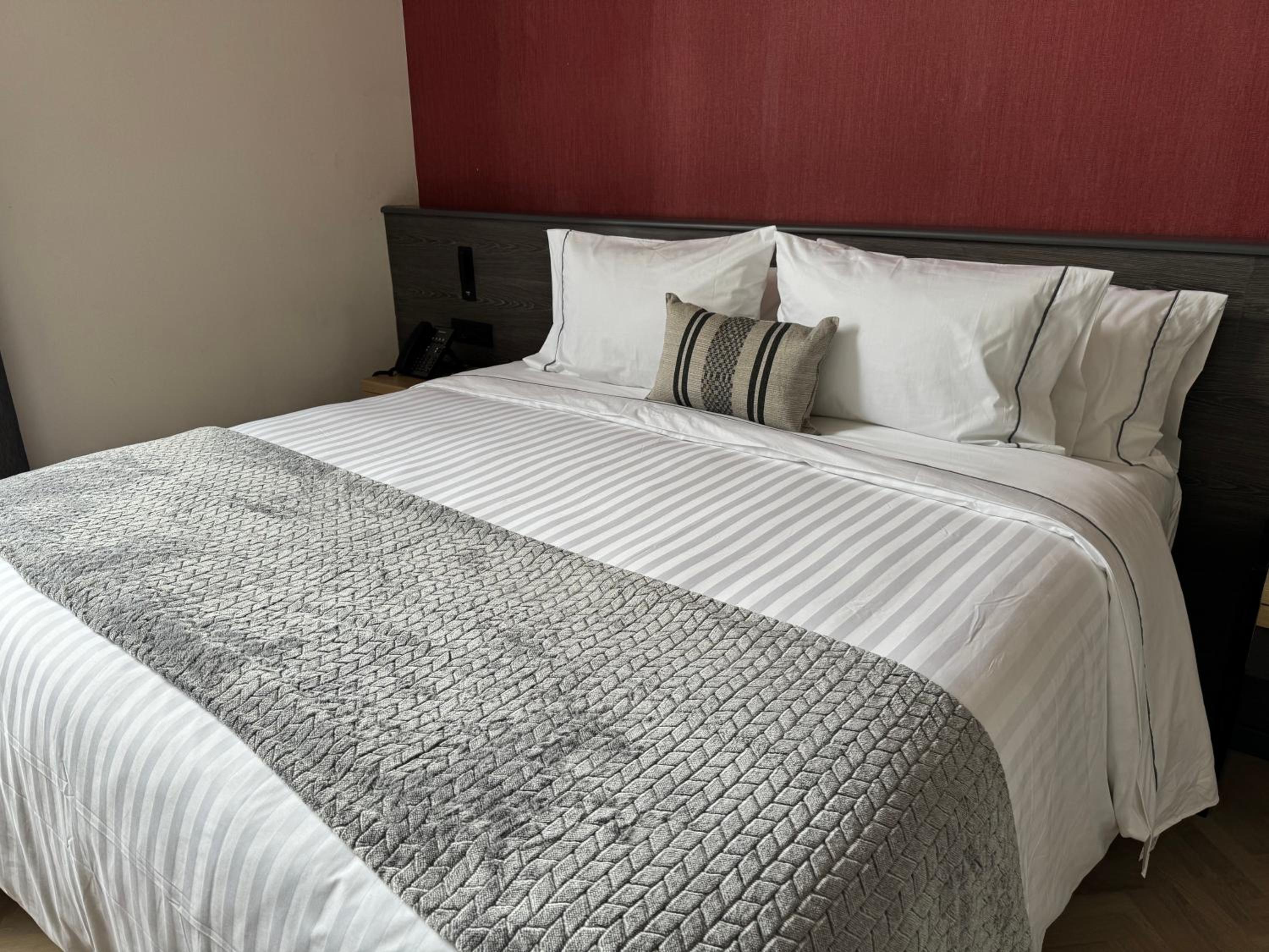 King Room with Balcony - Photo 8