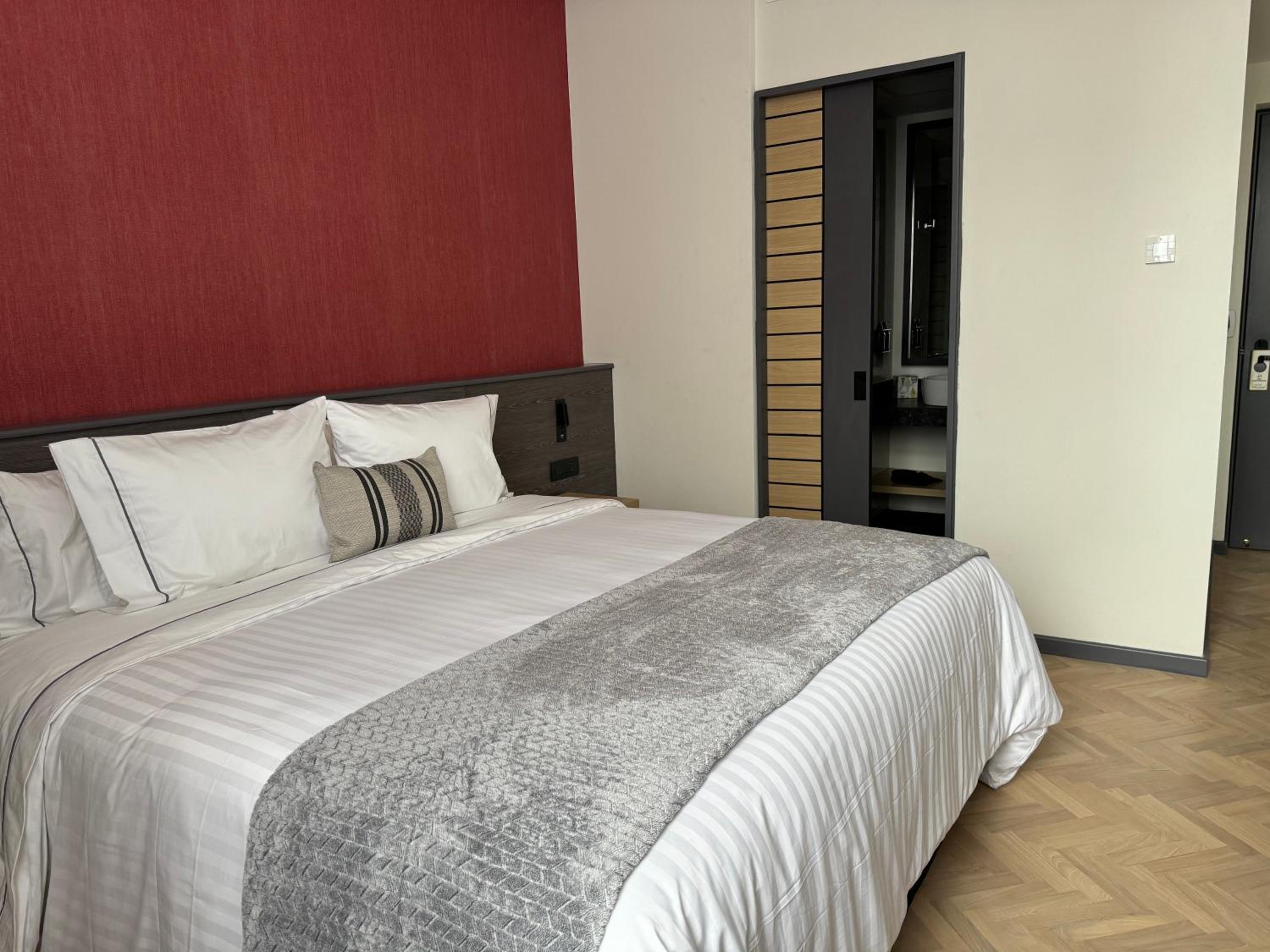 King Room with Balcony - Photo 7