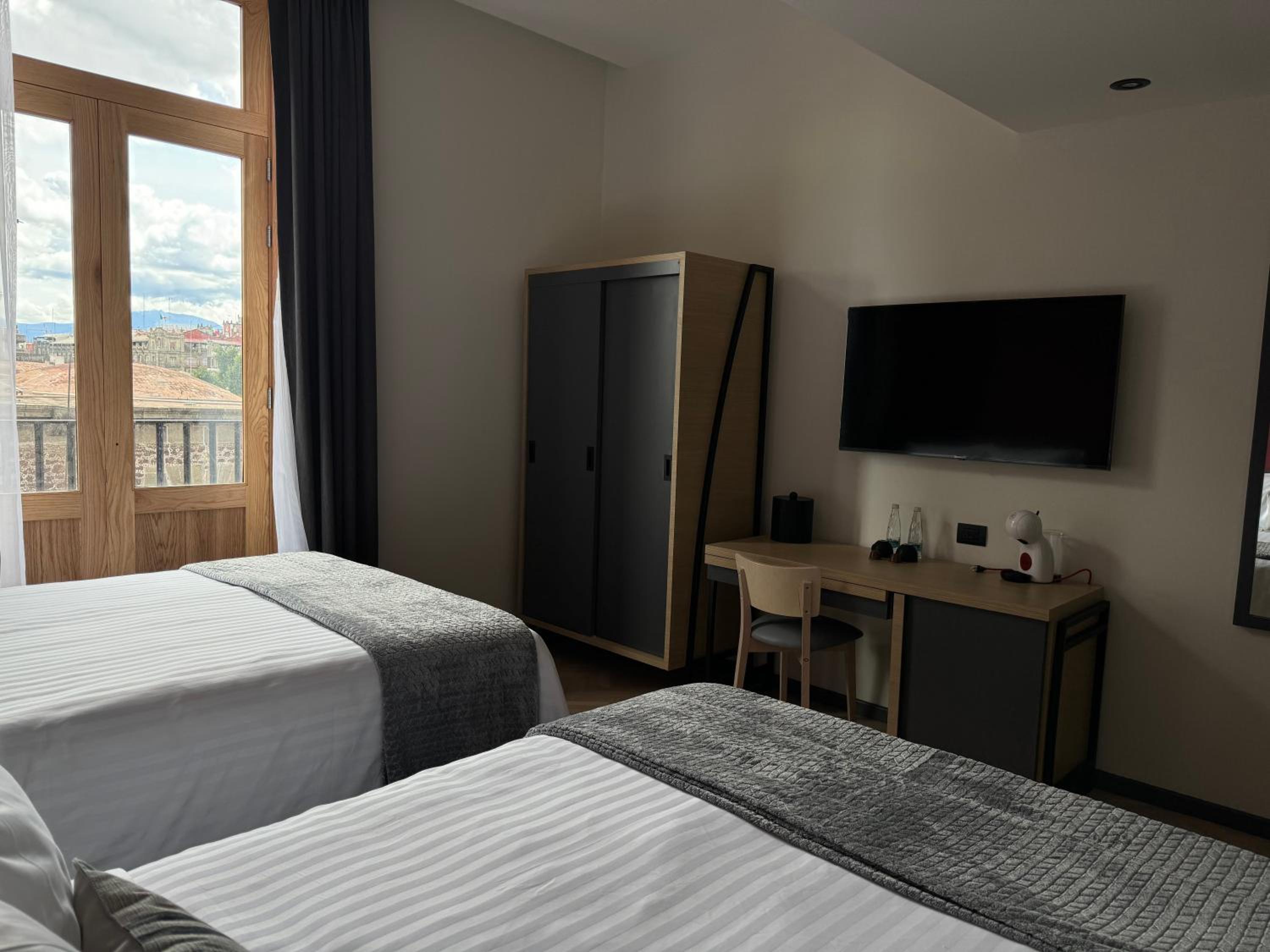 Deluxe Double Room with Balcony - Photo 5