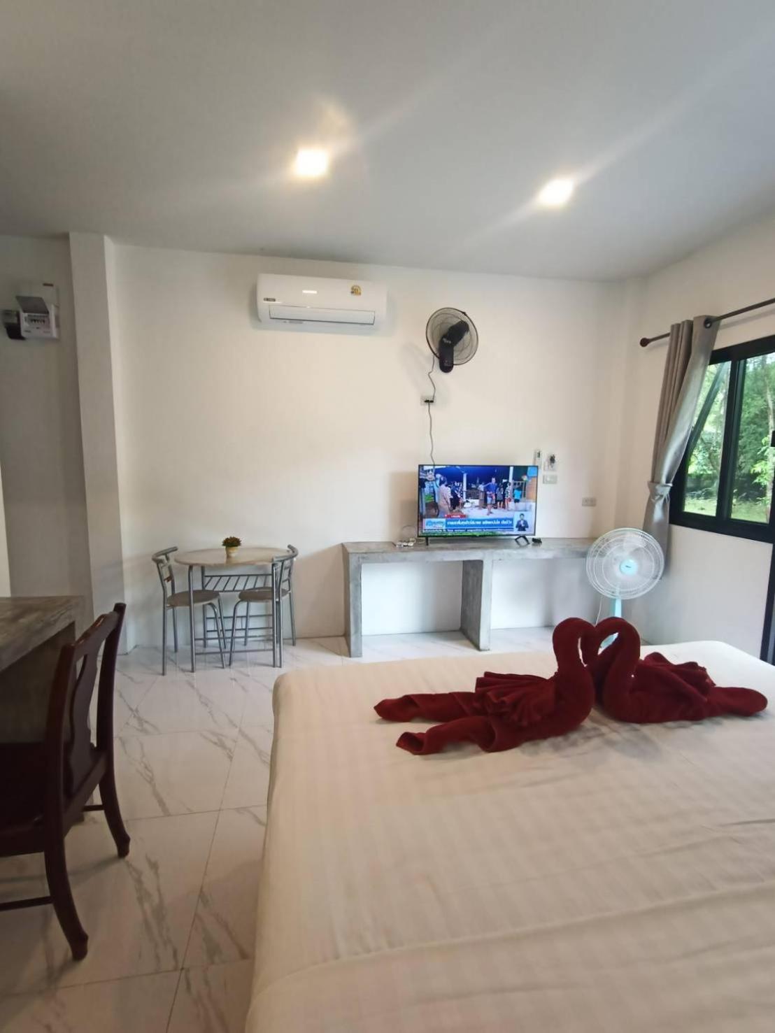 Deluxe Double Room with Balcony photo 3