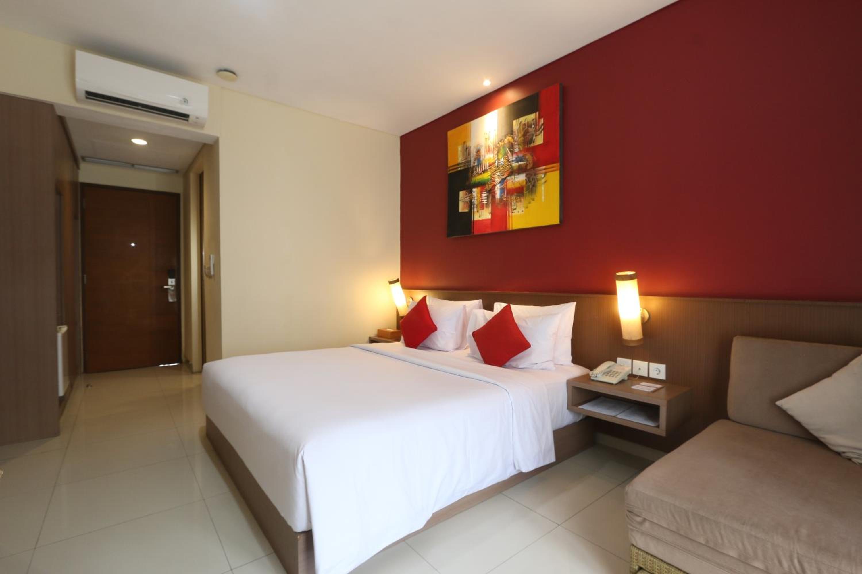 Deluxe Upper Floor Room, Double Bed with City View photo 2