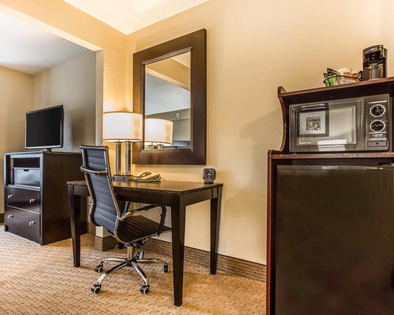 King Suite - Non-Smoking - Photo 5