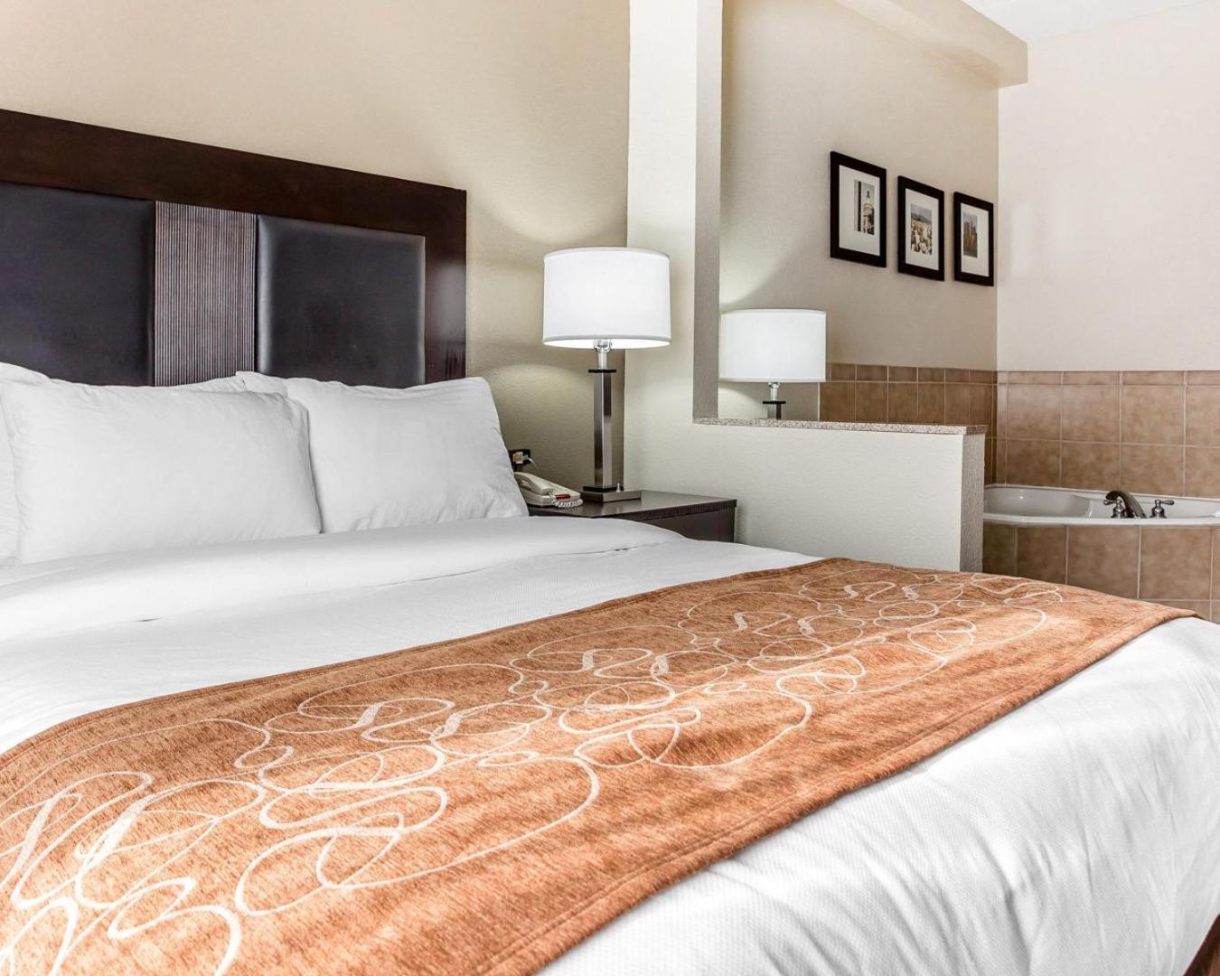 Queen Suite with Whirlpool - Non-Smoking - Photo 1