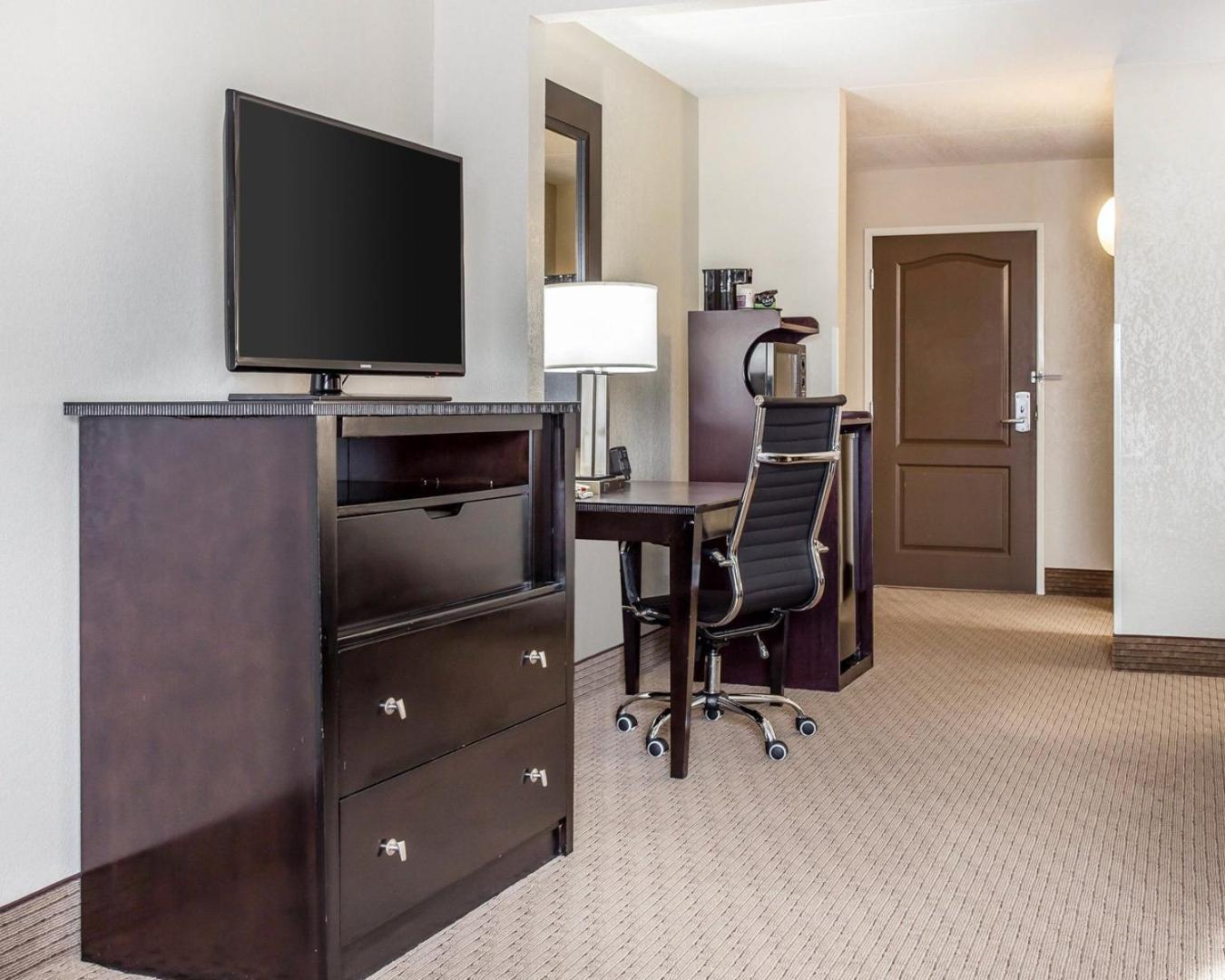 King Suite - Non-Smoking - Photo 4