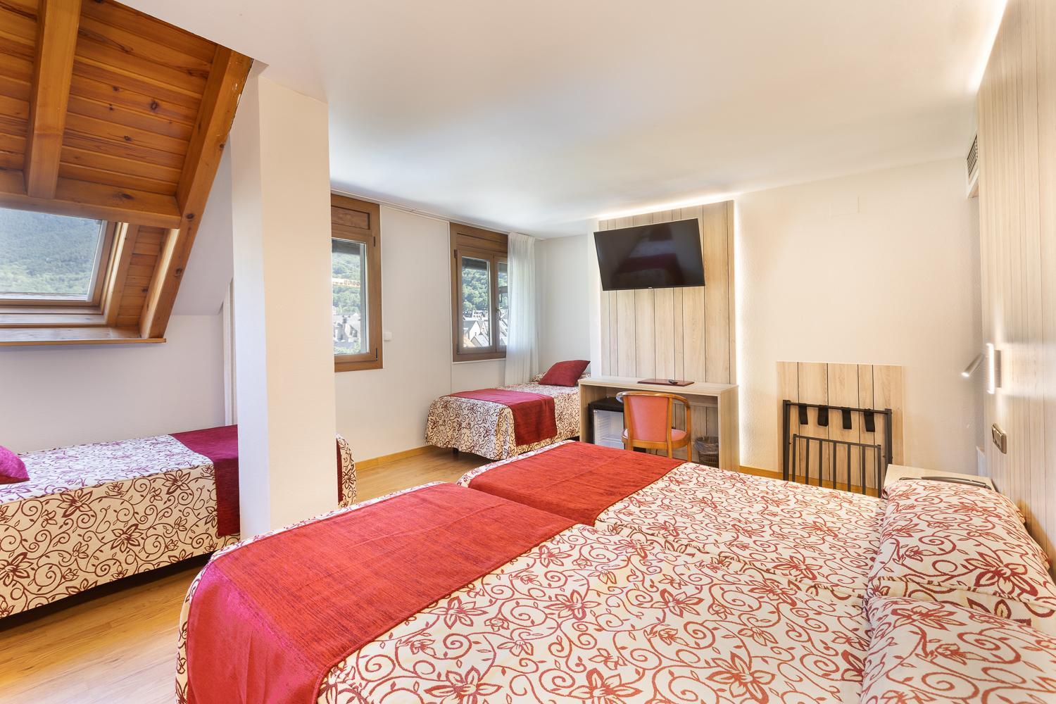 Quadruple Room - Photo 11