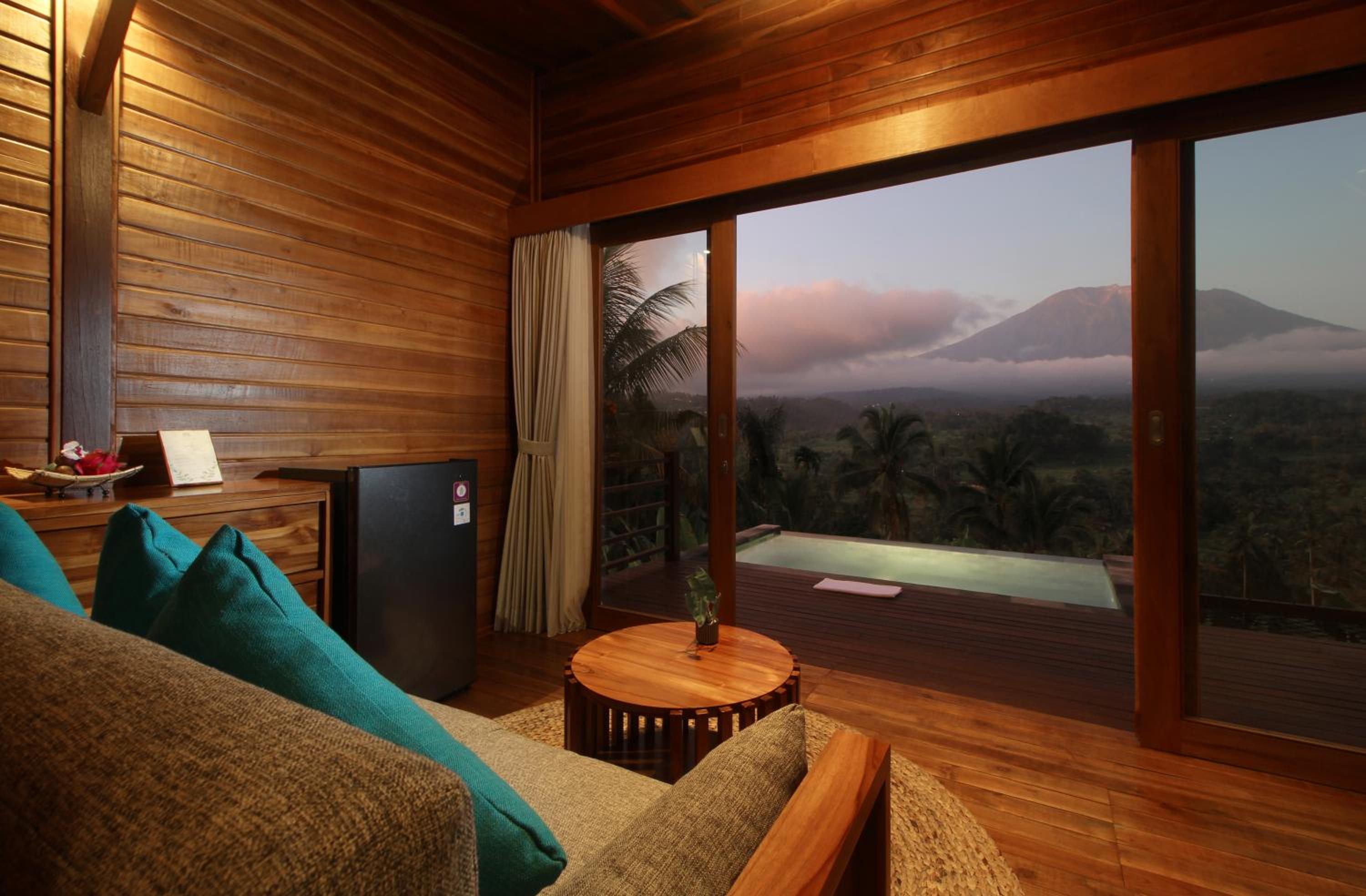 Suite Plunge Pool with Free 1x Floating Breakfast